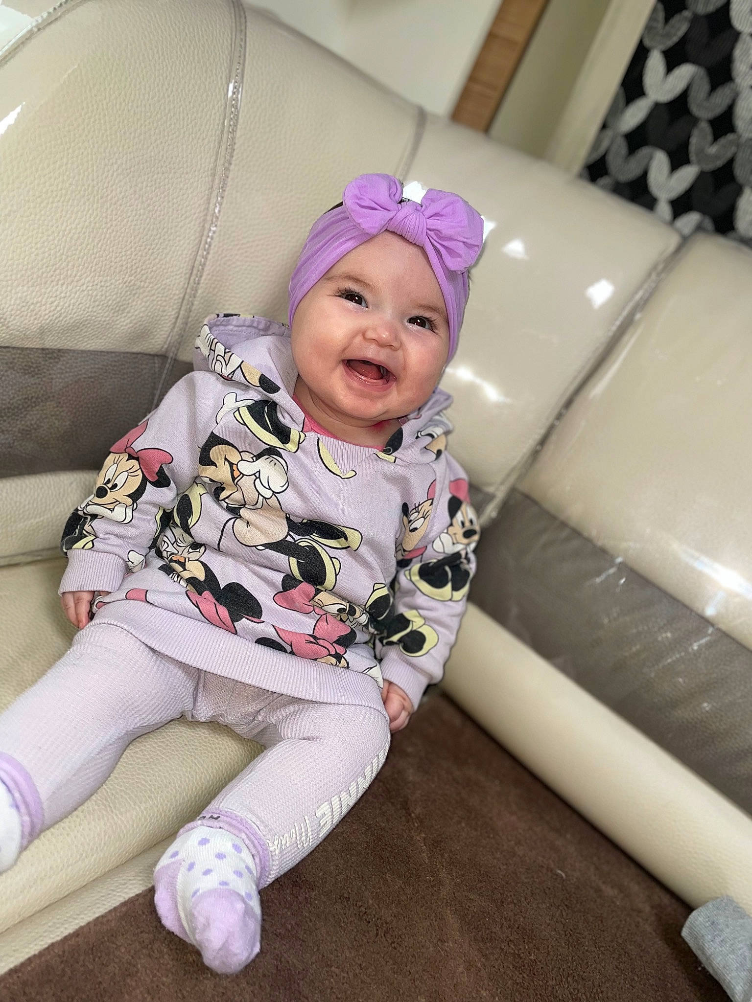 Layana participe au concours pour gagner de l'argent avec cette photo : baby, baby_laughing, baby_toddler_clothing, child, clothing, comfort, couch, flooring, fun, happy, headwear, magenta, outerwear, person, pink, purple, sitting, skin, sleeve, smile