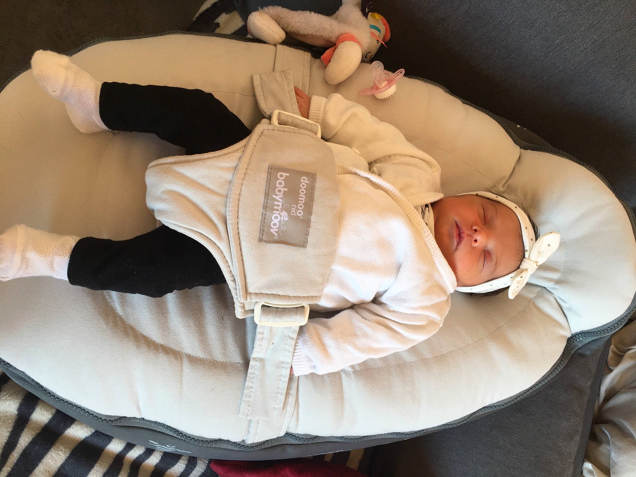 Louise participe au concours pour gagner de l'argent avec cette photo : abdomen, baby, baby_products, carmine, child, comfort, elbow, finger, human_body, human_leg, knee, lap, linens, nap, person, room, sitting, sleeve, thigh, toddler