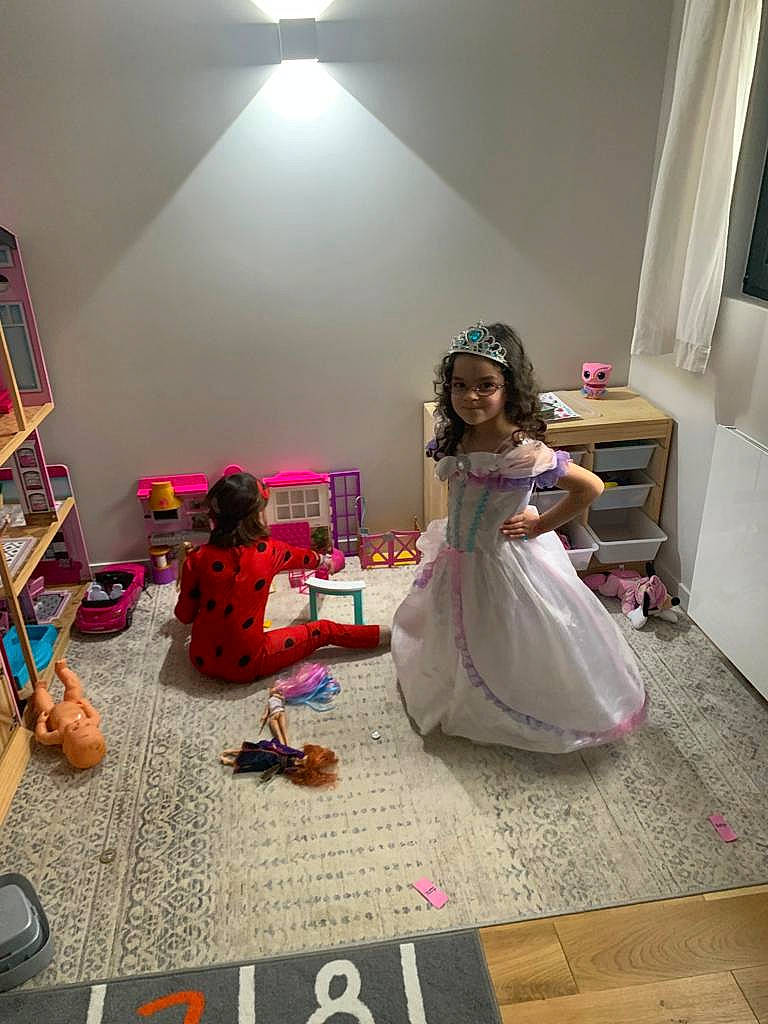 Alya participe au concours pour gagner de l'argent avec cette photo : baby, bridal_clothing, carpet, chair, child, dress, event, fashion_design, floor, flooring, formal_wear, fun, gown, happy, headwear, joy, person, pink, room, sitting