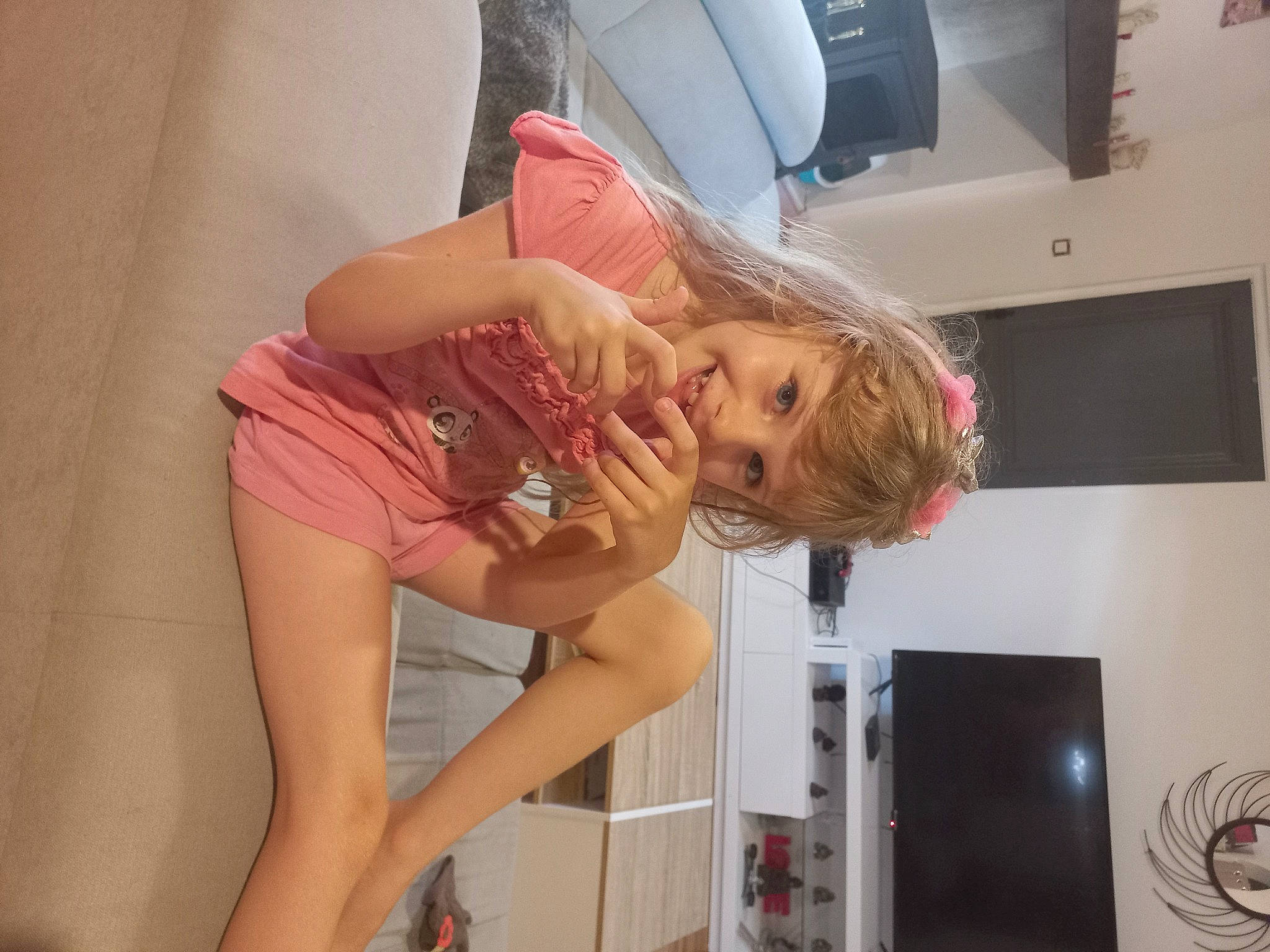 Louane participe au concours pour gagner de l'argent avec cette photo : abdomen, chest, child, comfort, elbow, eyelash, flesh, fun, hair_coloring, human_leg, joy, kitchen_appliance, knee, long_hair, mouth, neck, person, room, thigh, throat