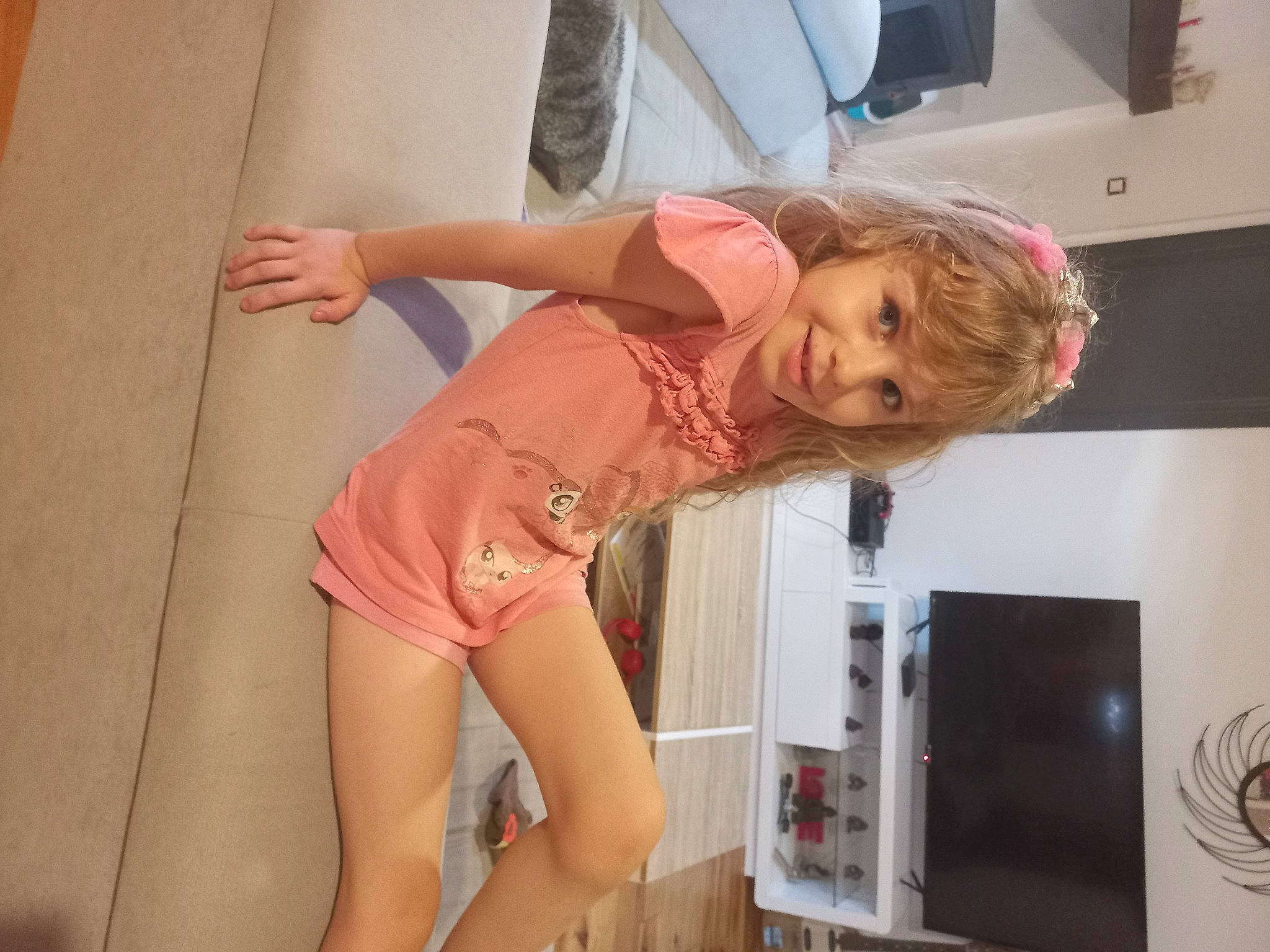 Louane participe au concours pour gagner de l'argent avec cette photo : abdomen, chest, dress, elbow, flesh, foot, fun, human_leg, joy, knee, leg, long_hair, neck, person, shorts, sleeve, stomach, thigh, toddler, trunk