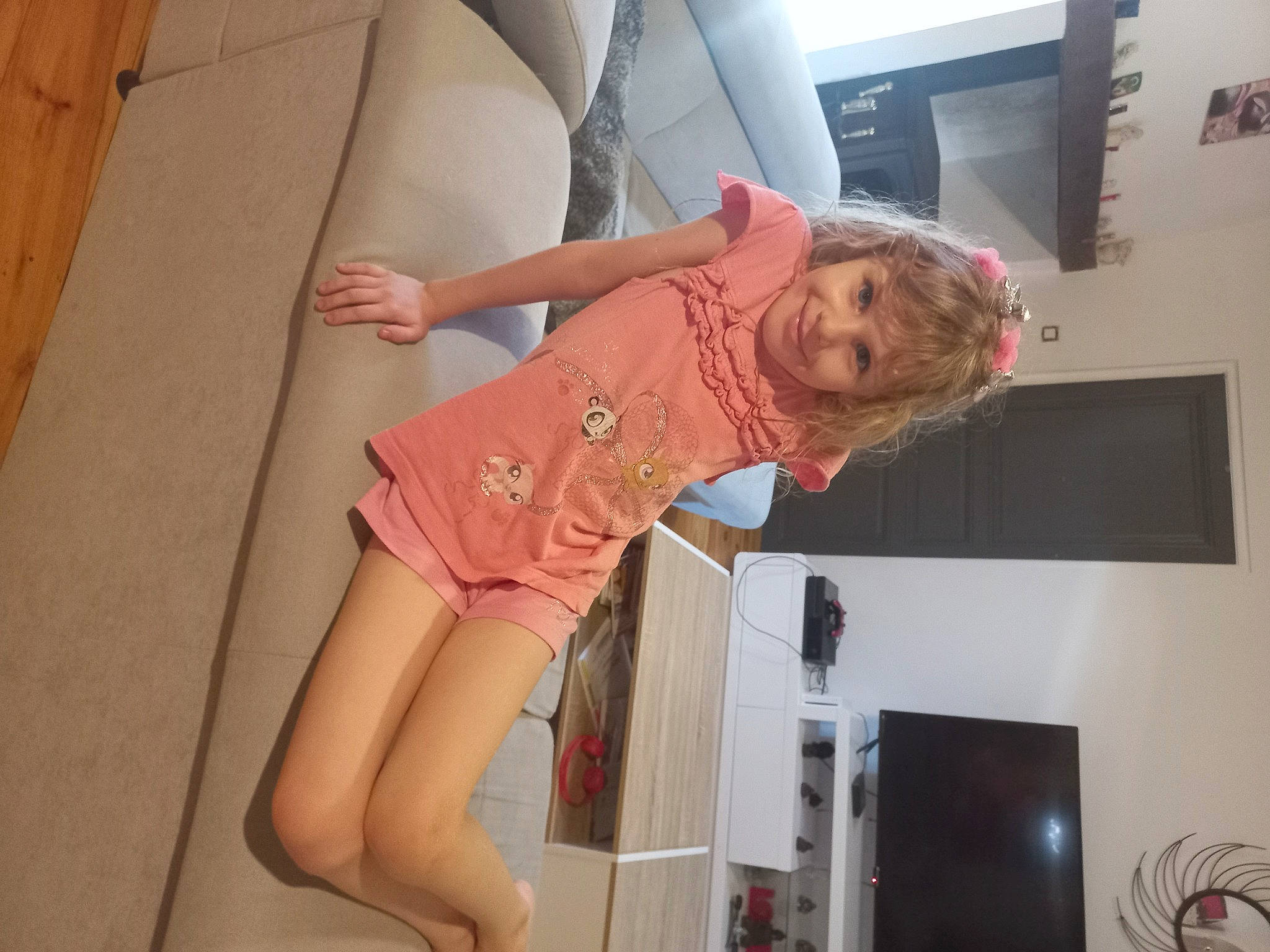 Louane participe au concours pour gagner de l'argent avec cette photo : abdomen, blond, elbow, fashion_design, flesh, fun, human_leg, joy, knee, magenta, peach, person, room, sleeve, sportswear, thigh, waist, window, wood