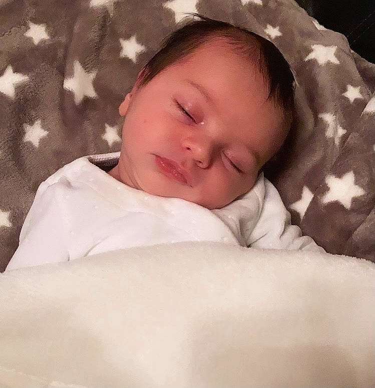 Paul a rejoint le concours — aidez-le/la à gagner de superbes lots ! baby, baby_sleeping, bedding, bedtime, blanket, cheek, comfort, linens, nap, person, sleep, toddler