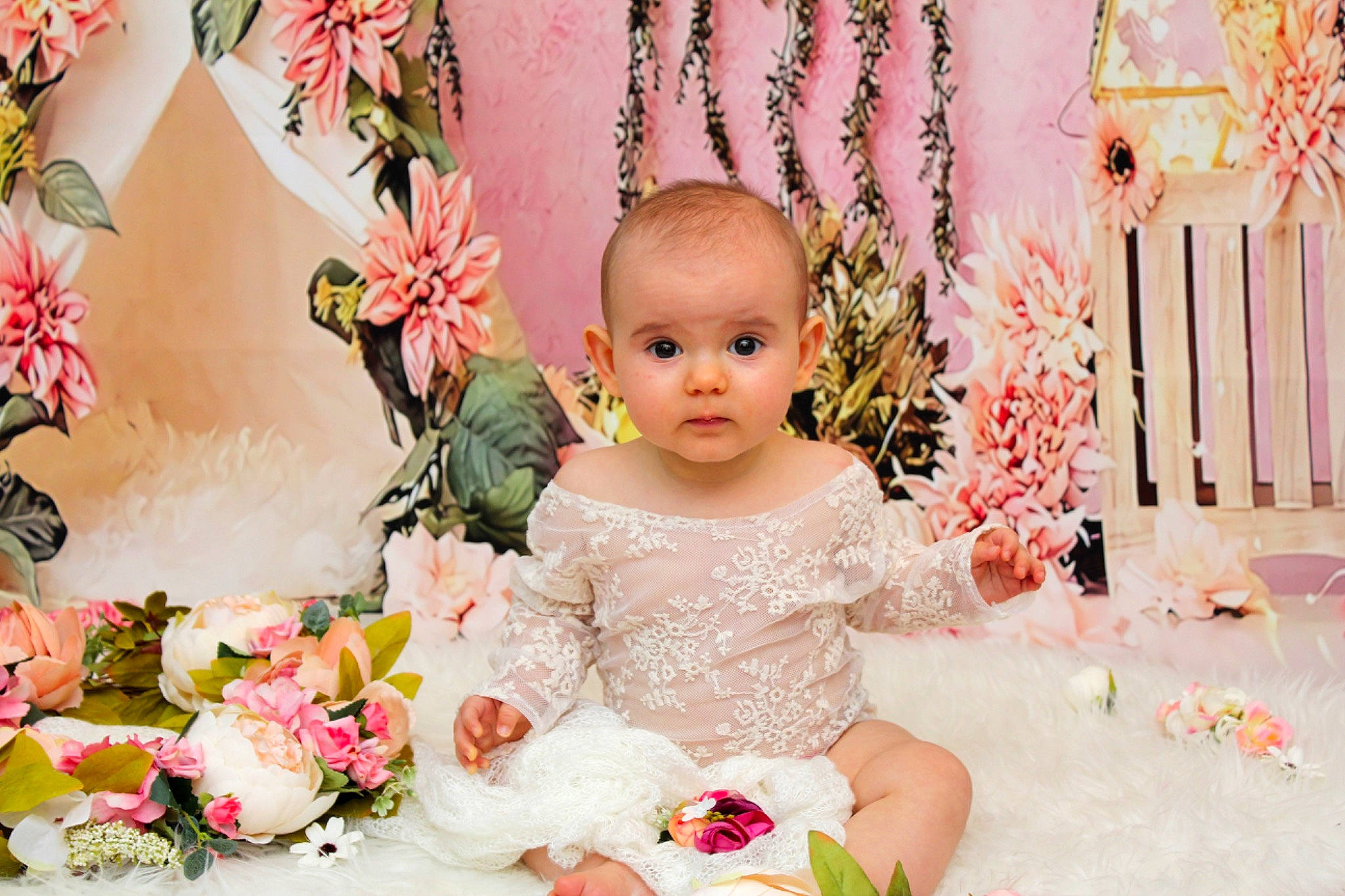Héloïse a rejoint le concours — aidez-le/la à gagner de superbes lots ! baby, baby_toddler_clothing, beauty, child, dress, event, flower, flower_arranging, happy, orange, peach, person, petal, photograph, pink, plant, textile, toddler, wedding_ceremony_supply, white