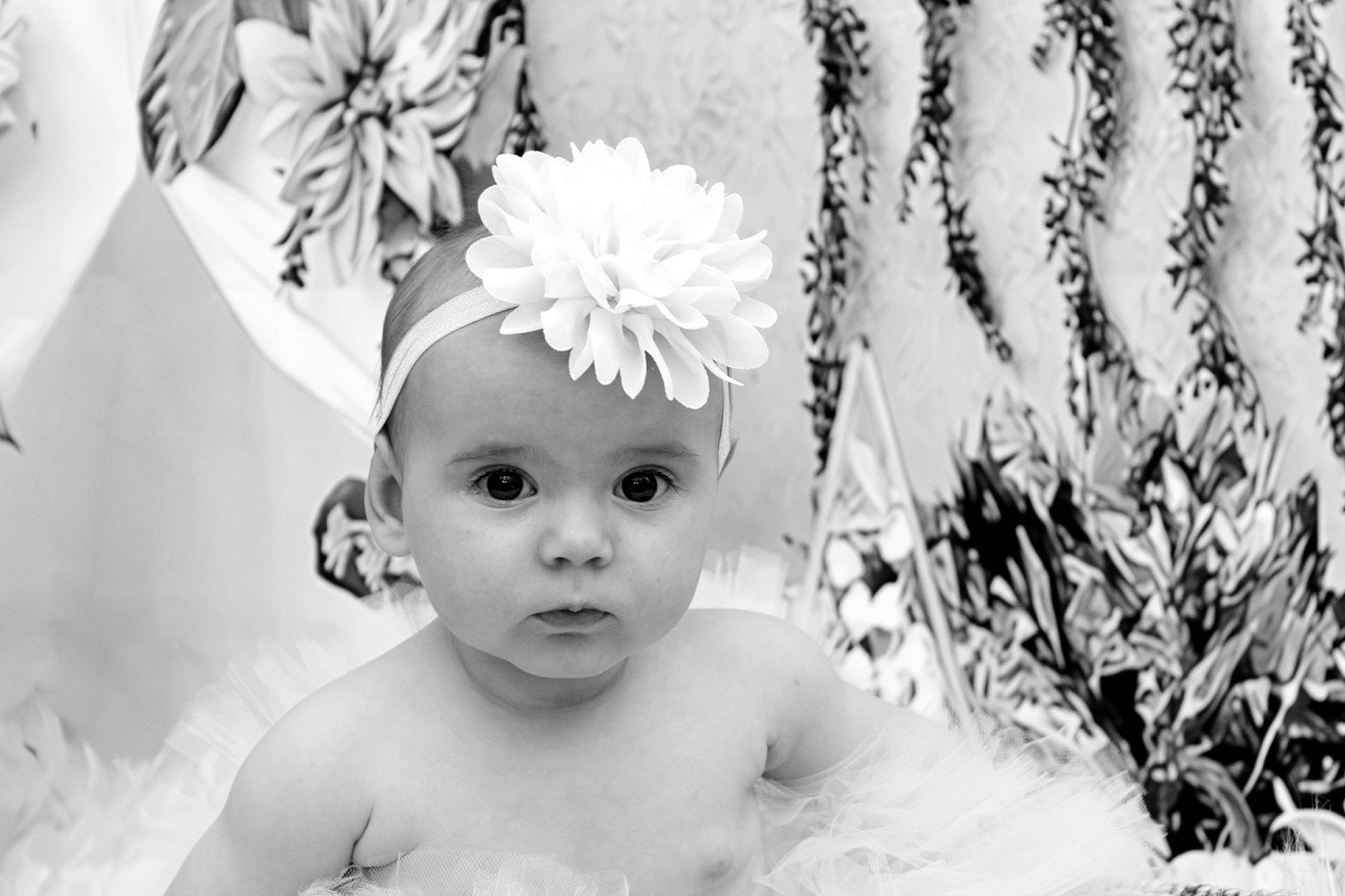 Héloïse participe au concours pour gagner de l'argent avec cette photo : baby, beauty, black_and_white, cap, child, eyelash, flower, happy, headpiece, iris, monochrome, monochrome_photography, organ, person, petal, photograph, plant, smile, style, toddler
