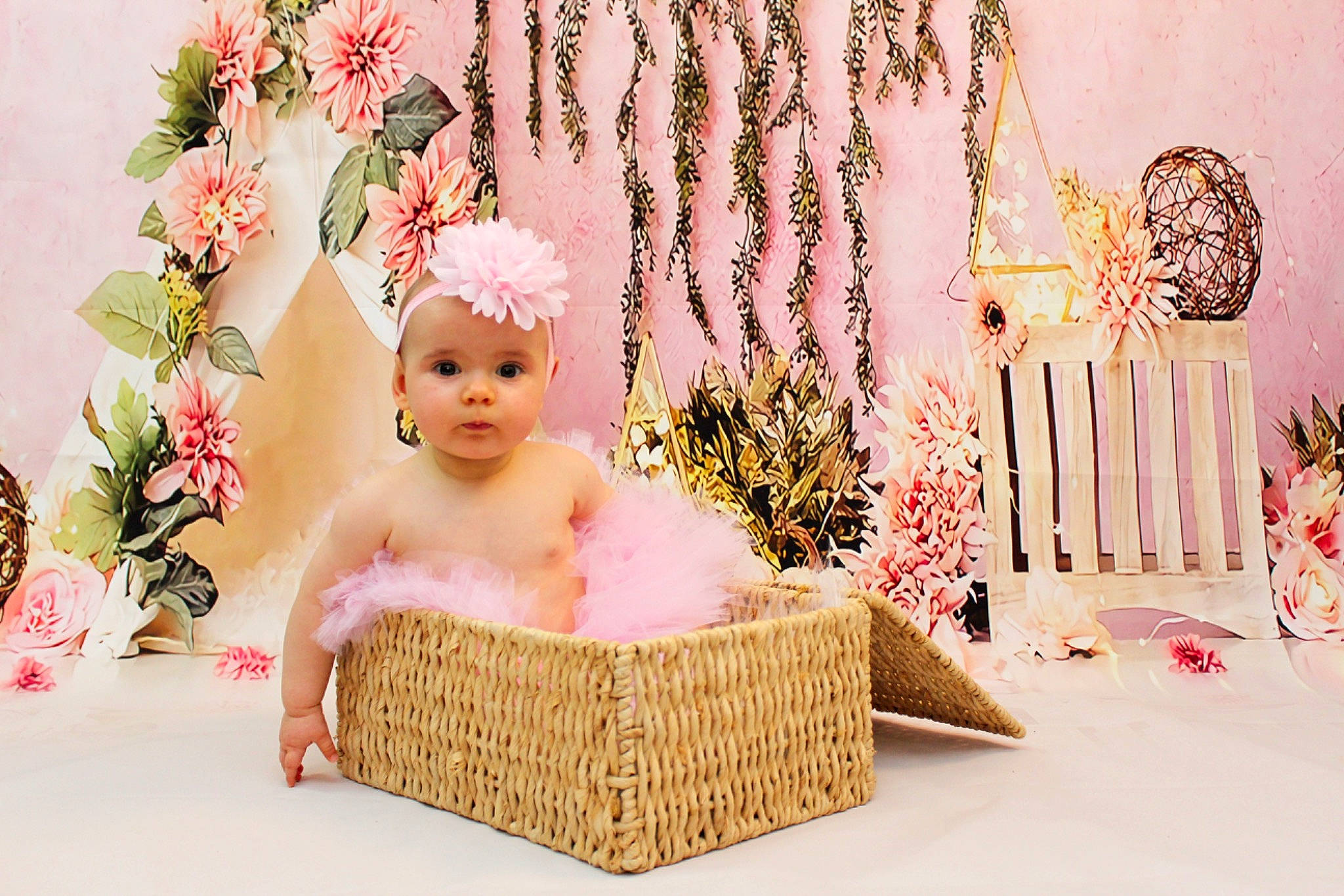 Héloïse a rejoint le concours — aidez-le/la à gagner de superbes lots ! art, baby, baby_sleeping, basket, costume_hat, event, flower, font, headpiece, headwear, magenta, ornament, person, petal, picnic_basket, pink, plant, product, storage_basket, textile