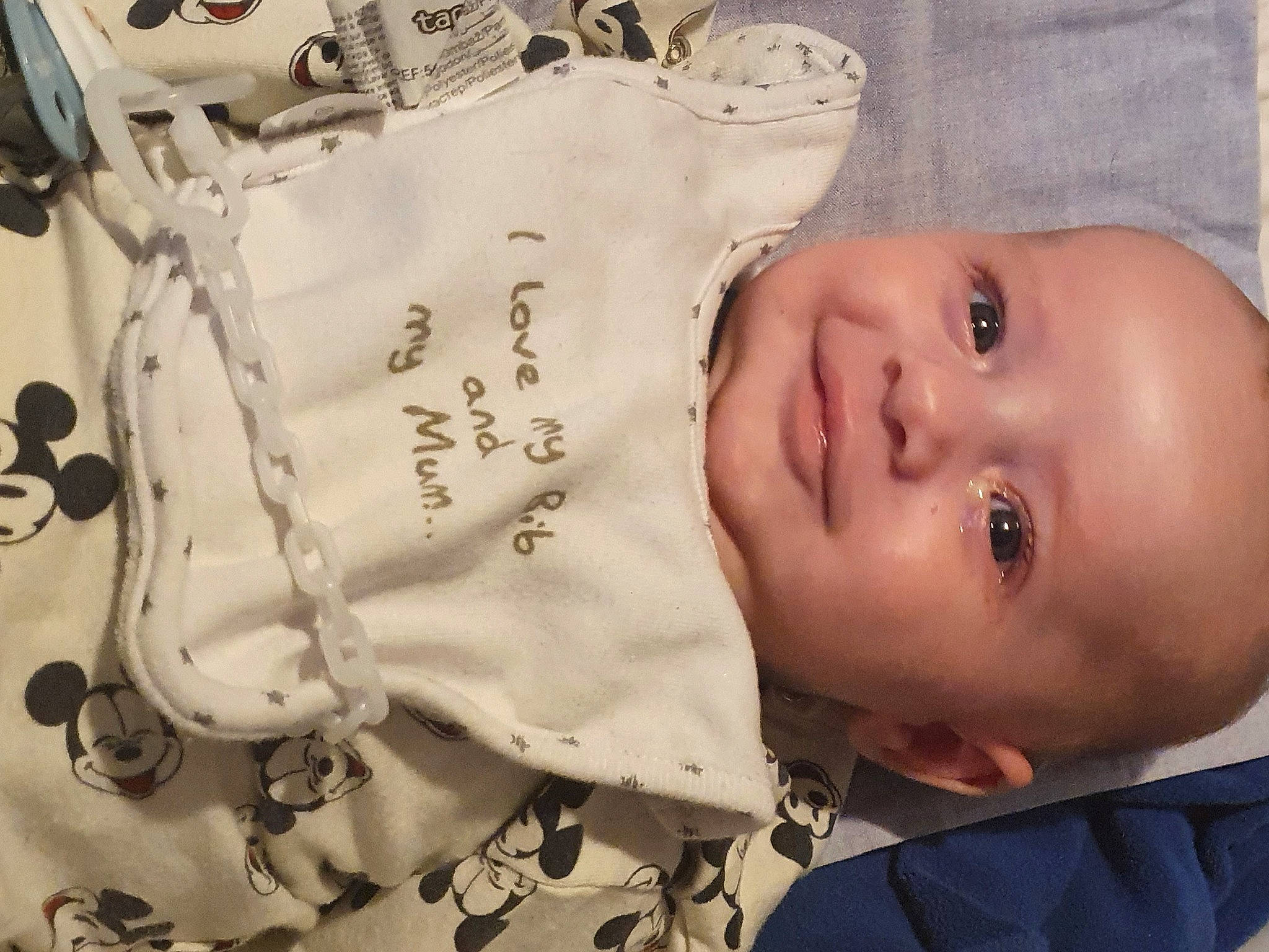 Simon a rejoint le concours — aidez-le/la à gagner de superbes lots ! baby, baby_laughing, baby_products, baby_safety, baby_toddler_clothing, cheek, child, font, handwriting, happy, head, headgear, joy, linens, lip, nose, person, skin, sleeve, smile