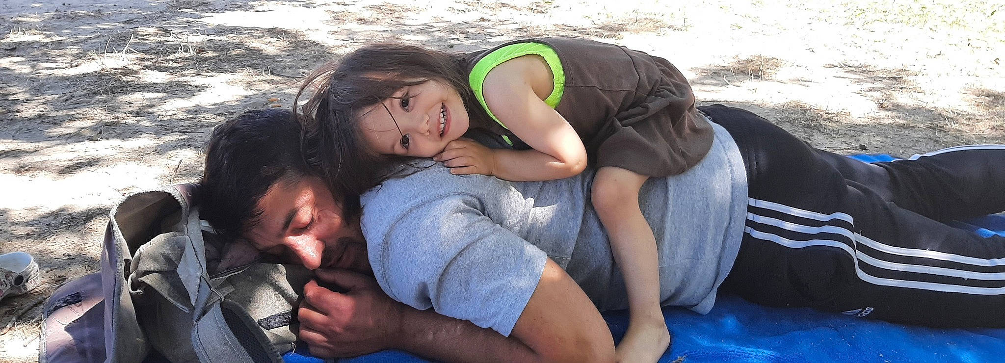 Rose a rejoint le concours — aidez-le/la à gagner de superbes lots ! arm, comfort, facial_expression, friendship, fun, grass, hand, happy, human_body, interaction, joy, leisure, morning, muscle, people_in_nature, person, recreation, shorts, smile, summer