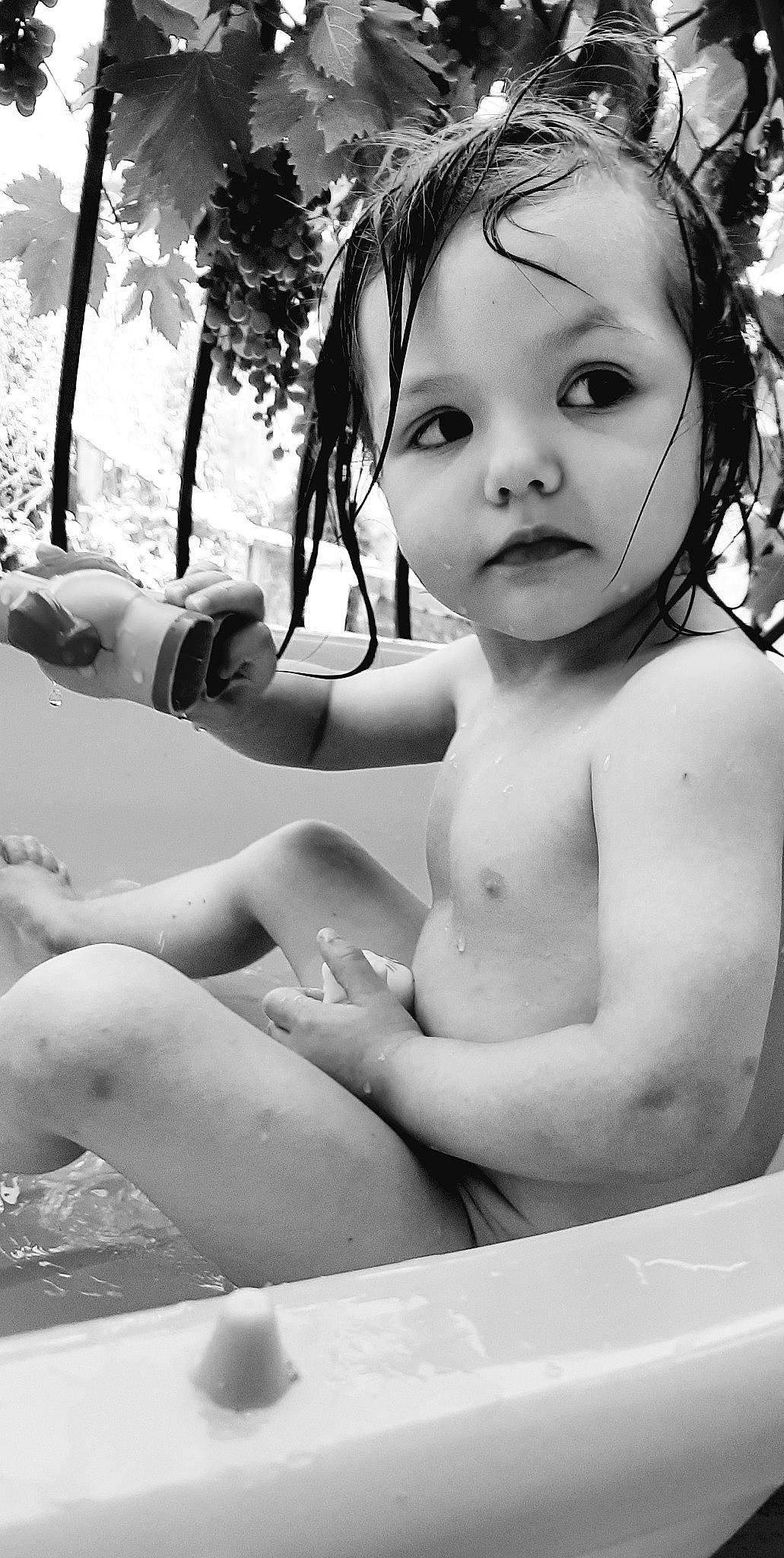 Rose a rejoint le concours — aidez-le/la à gagner de superbes lots ! arm, black, black_and_white, eye, eyelash, facial_expression, flash_photography, hairstyle, happy, human, human_body, leg, lip, muscle, organ, person, photograph, skin, style, thigh