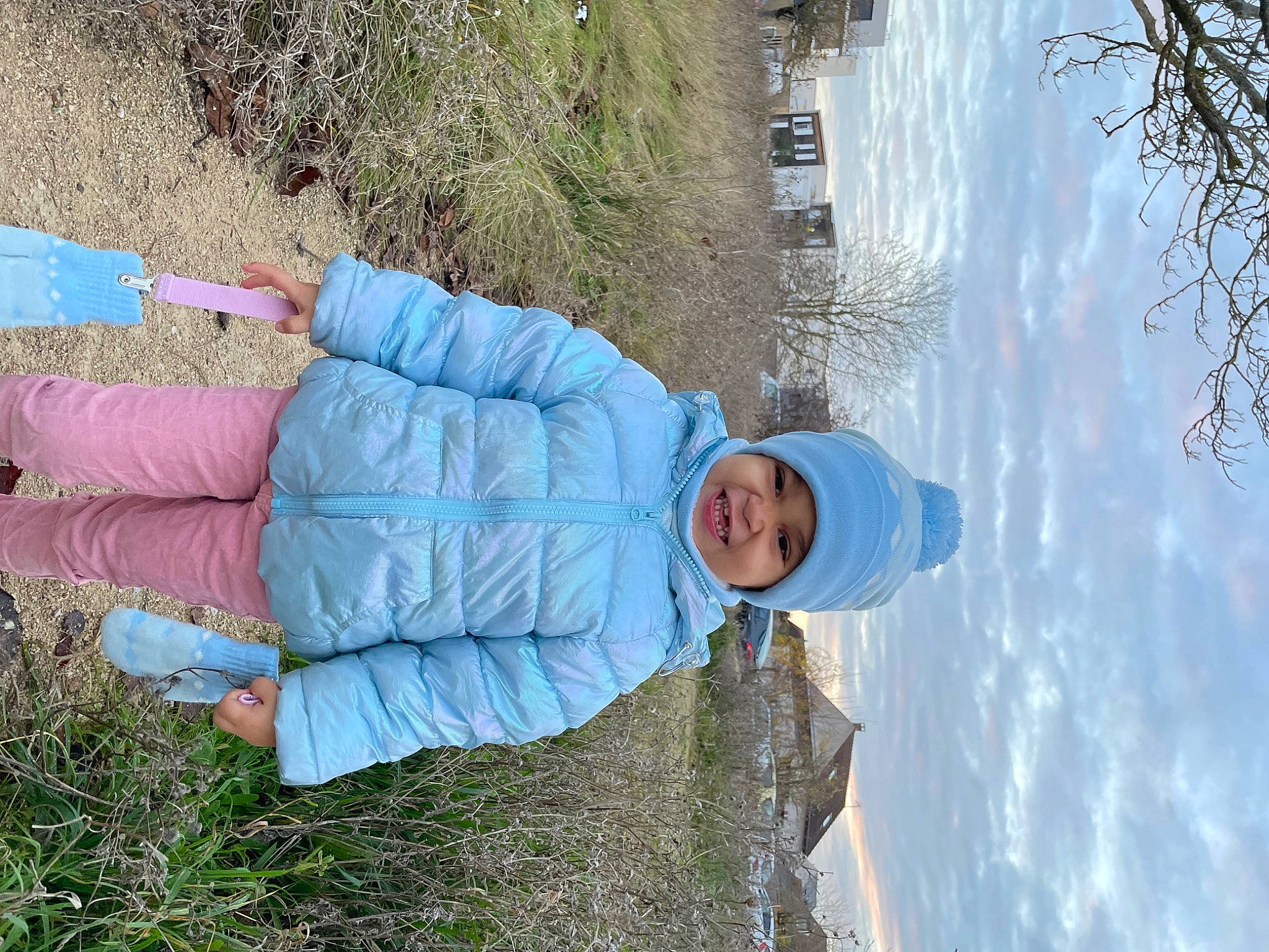 éden a rejoint le concours — aidez-le/la à gagner de superbes lots ! child, cloud, electric_blue, freezing, fun, glove, grass, hat, headwear, joy, leisure, people_in_nature, person, plant, recreation, sky, smile, sun_hat, toddler, tree