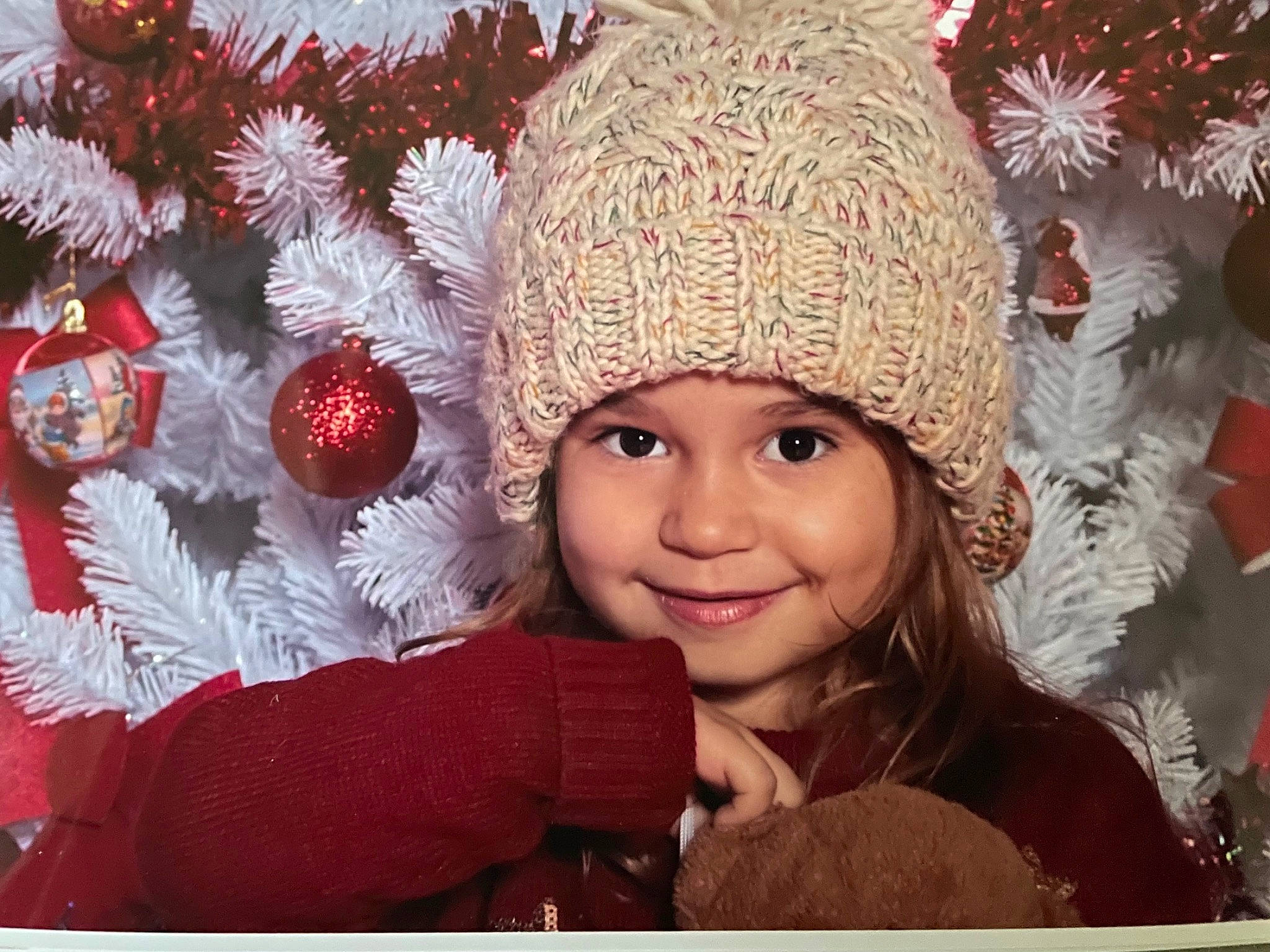 éden a rejoint le concours — aidez-le/la à gagner de superbes lots ! cap, christmas, christmas_eve, christmas_ornament, costume_hat, event, face, freezing, happy, head, headgear, headwear, joy, lip, magenta, ornament, person, pink, smile, toddler