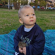 Tayden a rejoint le concours — aidez-le/la à gagner de superbes lots ! toddler, child, outdoor, park, grass, blanket, leaf, autumn, tree, clothing, sitting, person, nature, daylight, young_child, casual_wear, curious, blue_eyes, small_hands, scenic_background