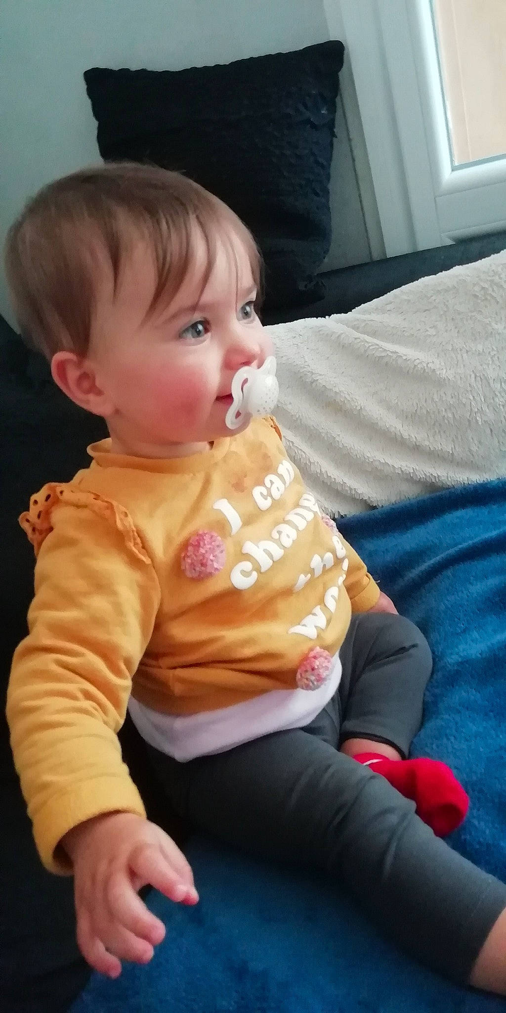 Melina a rejoint le concours — aidez-le/la à gagner de superbes lots ! baby, baby_products, baby_toddler_clothing, blond, cheek, child, comfort, elbow, fun, head, human_leg, knee, lap, person, play, sitting, skin, sleeve, t_shirt, thigh