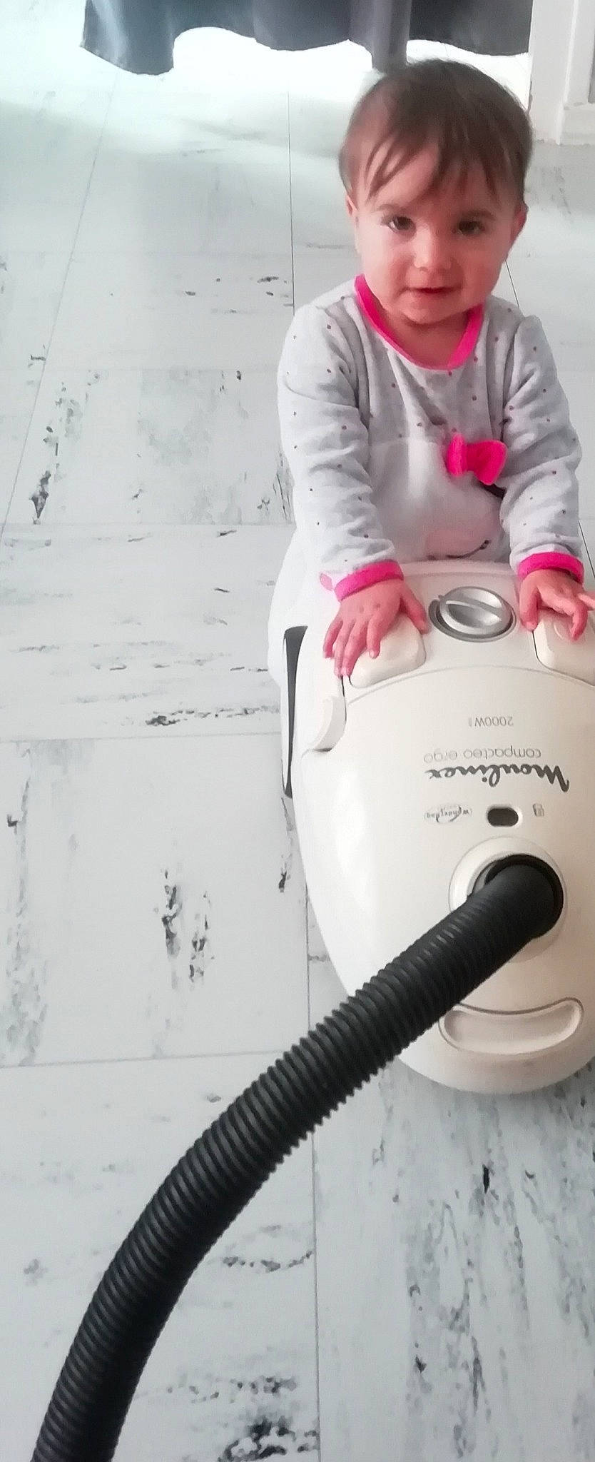 Melina participe au concours pour gagner de l'argent avec cette photo : audio_equipment, baby, baby_toddler_clothing, font, gas, happy, hoodie, person, personal_protective_equipment, photograph, recreation, sitting, sleeve, toddler, white
