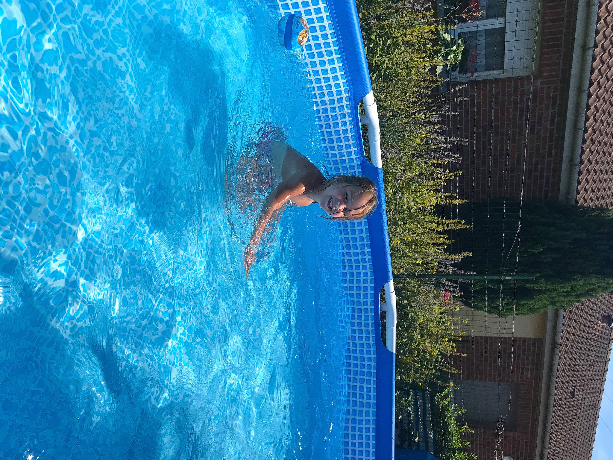 Emma participe au concours pour gagner de l'argent avec cette photo : aqua, azure, blue, fun, joy, leisure, person, recreation, water