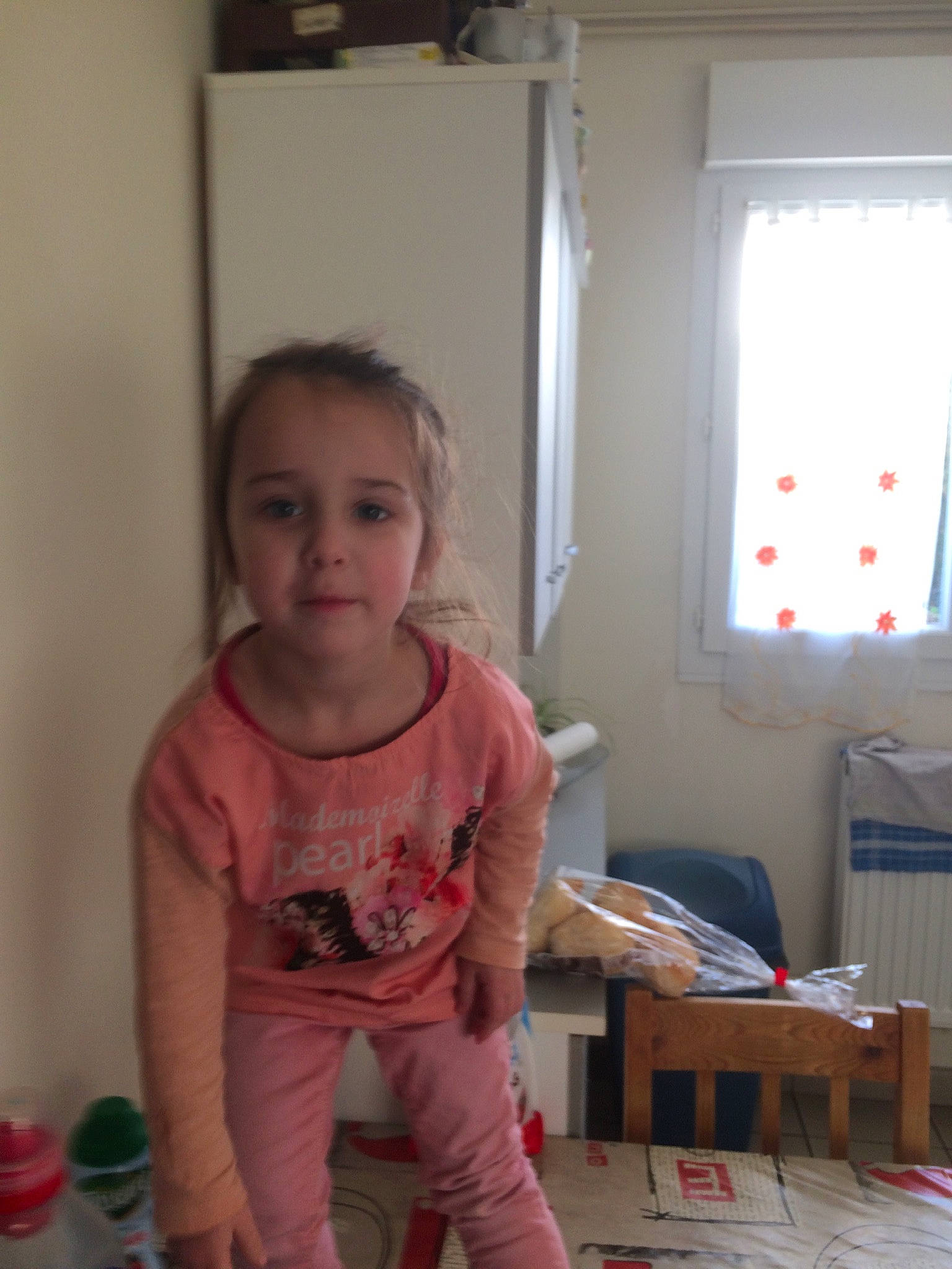 Emma a rejoint le concours — aidez-le/la à gagner de superbes lots ! child, floor, joint, leg, person, pink, room, shoulder, standing, toddler