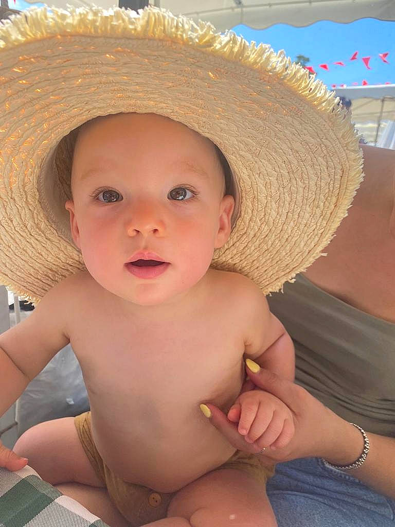 Morgan participe au concours pour gagner de l'argent avec cette photo : baby, cap, chin, costume_hat, cowboy_hat, eye, face, fedora, finger, fun, happy, hat, headgear, headwear, lip, nose, person, skin, smile, sombrero