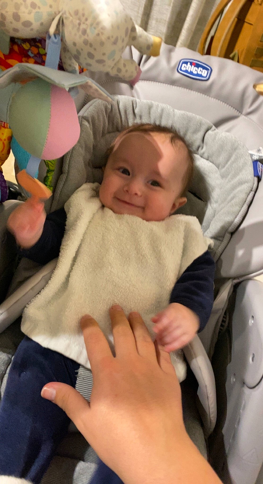 Hélio participe au concours pour gagner de l'argent avec cette photo : baby, baby_playing_with_toys, baby_products, baby_safety, baby_toddler_clothing, balloon, cheek, child, comfort, facial_expression, finger, gesture, happy, joy, person, sitting, skin, smile, stuffed_toy, thumb