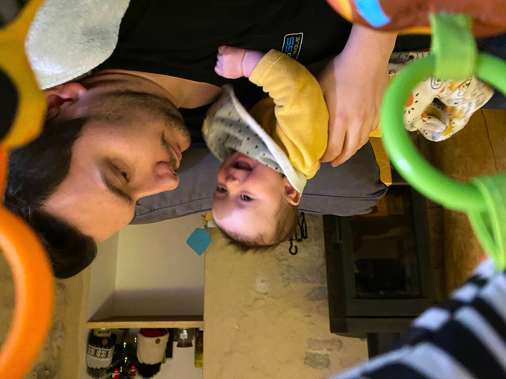 Hélio a rejoint le concours — aidez-le/la à gagner de superbes lots ! baby, child, community, event, facial_expression, fun, gesture, happy, interaction, leisure, mouth, organ, party, person, room, smile, snapshot, social_group, t_shirt, toddler