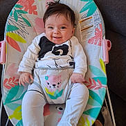 Aluney a rejoint le concours — aidez-le/la à gagner de superbes lots ! baby, infant, smile, happy, sitting, baby_rocker, clothing, animal_print, colorful, pattern, face, hair, indoors, toy, plush_toy, comfort, cute, child, person, seat