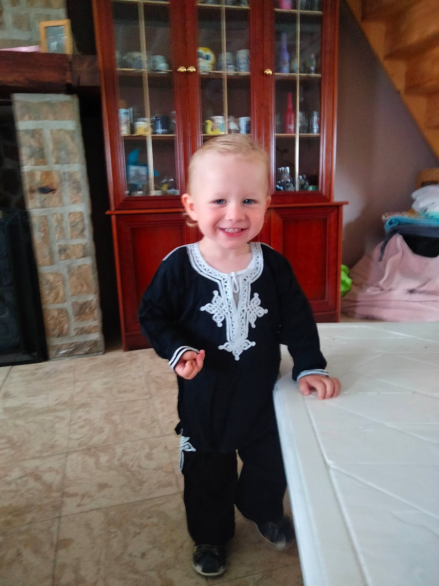 Melvin a rejoint le concours — aidez-le/la à gagner de superbes lots ! baby_toddler_clothing, cabinetry, child, door, floor, flooring, fun, happy, hardwood, home_door, joy, person, room, shelf, sitting, sleeve, smile, standing, t_shirt, toddler