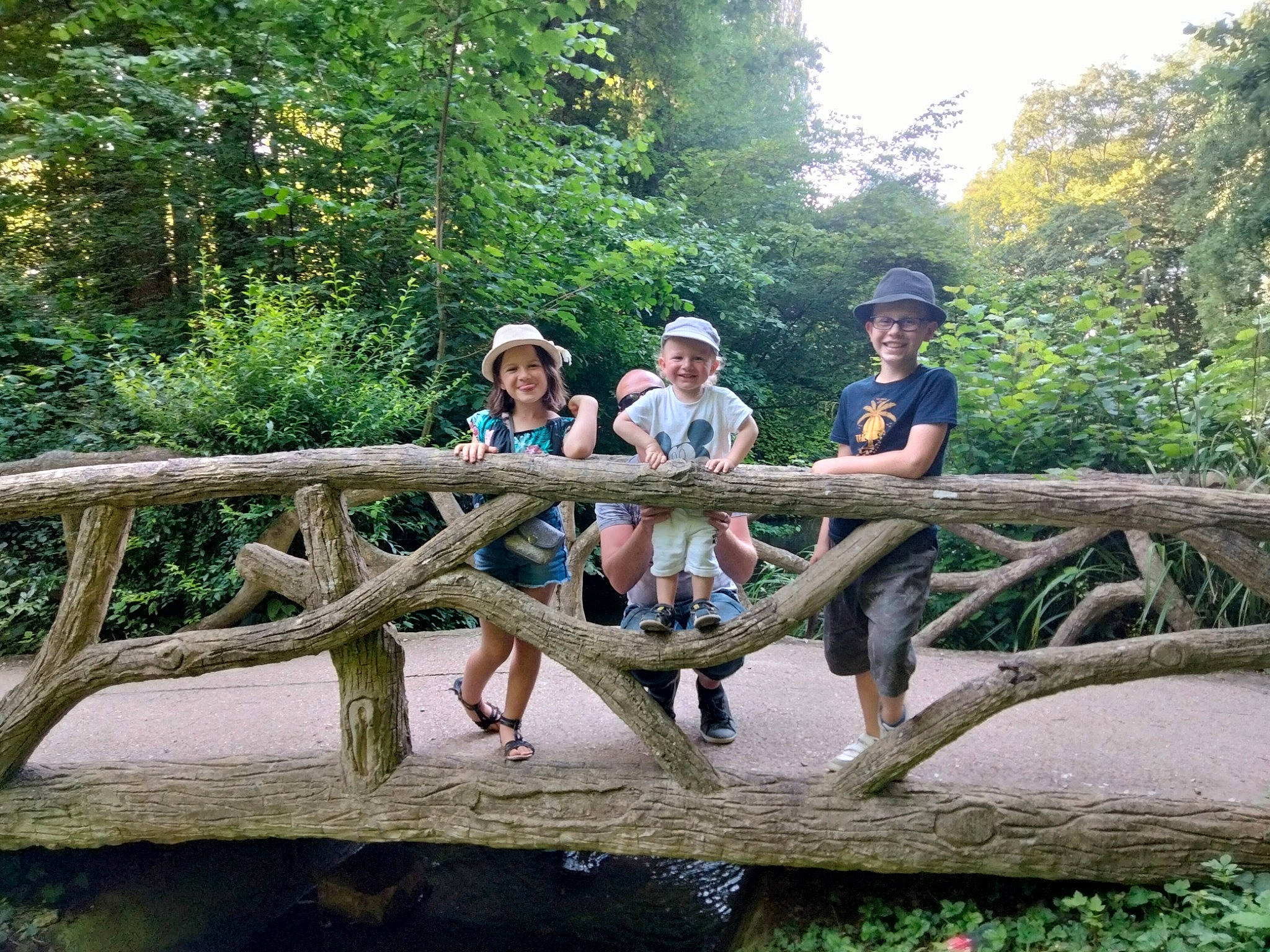 Melvin a rejoint le concours — aidez-le/la à gagner de superbes lots ! biome, botany, bridge, forest, fun, grass, headwear, joy, landscape, leisure, natural_environment, natural_landscape, person, plant, recreation, shorts, smile, terrestrial_plant, travel, tree