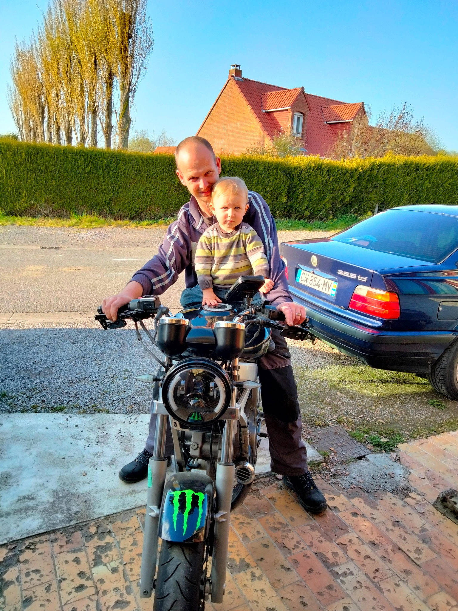 Melvin participe au concours pour gagner de l'argent avec cette photo : asphalt, automotive_design, automotive_tire, car, cycling, joy, leisure, mode_of_transport, motor_vehicle, motorcycle, motorcycling, outdoor_recreation, person, plant, recreation, road, sky, tire, travel, tree