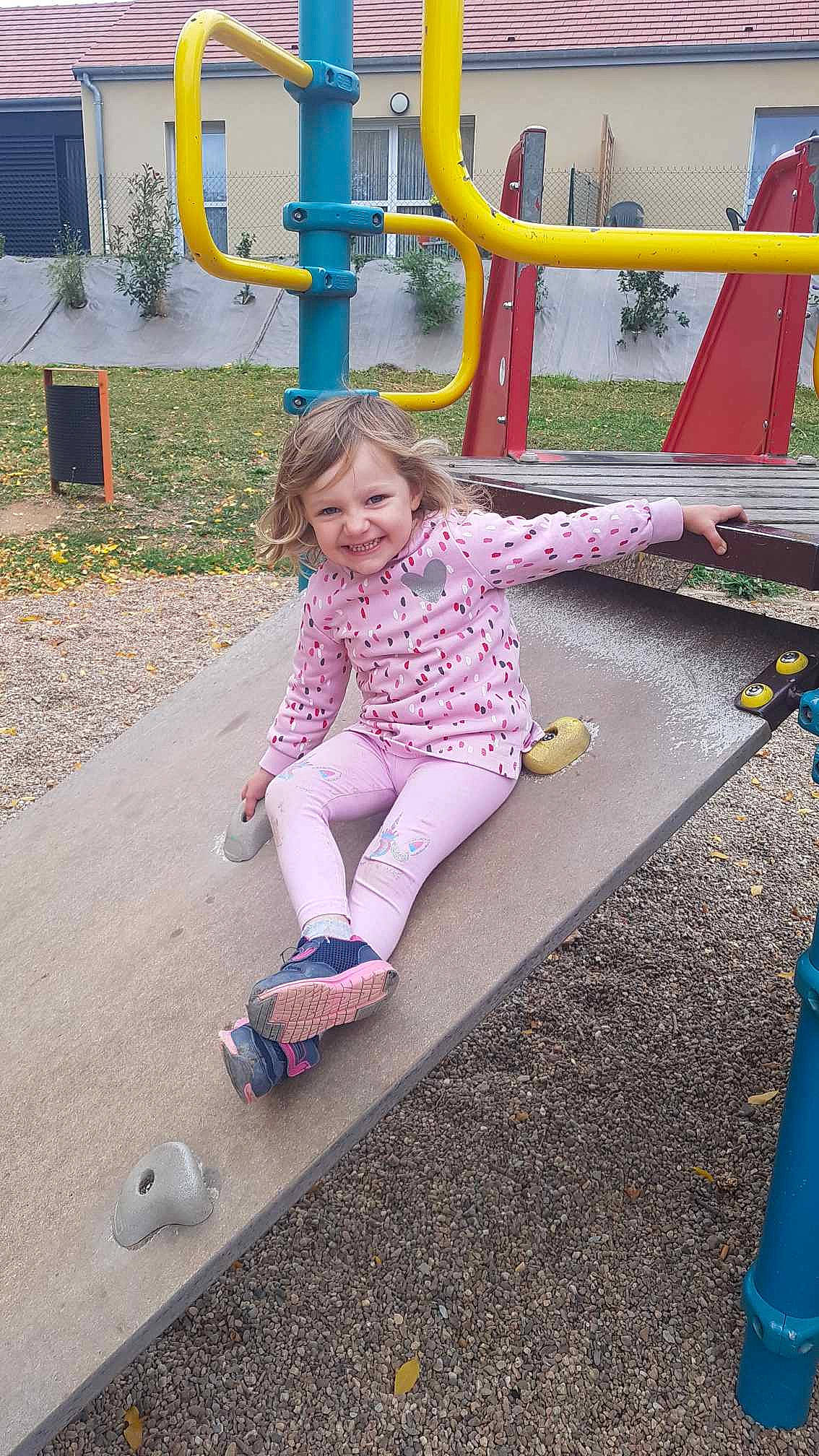 Noëllye participe au concours pour gagner de l'argent avec cette photo : baby_toddler_clothing, blue, child, city, fun, grass, happy, joy, leisure, magenta, outdoor_play_equipment, person, photograph, play, playground, recreation, sitting, smile, snapshot, toddler