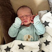 Elio a rejoint le concours — aidez-le/la à gagner de superbes lots ! baby, bed, blanket, child, cozy, cushion, cute, dog_applique, face, hands, indoor, infant, newborn, onesie, peaceful, resting, sleeping, soft, star_pattern, wrapped