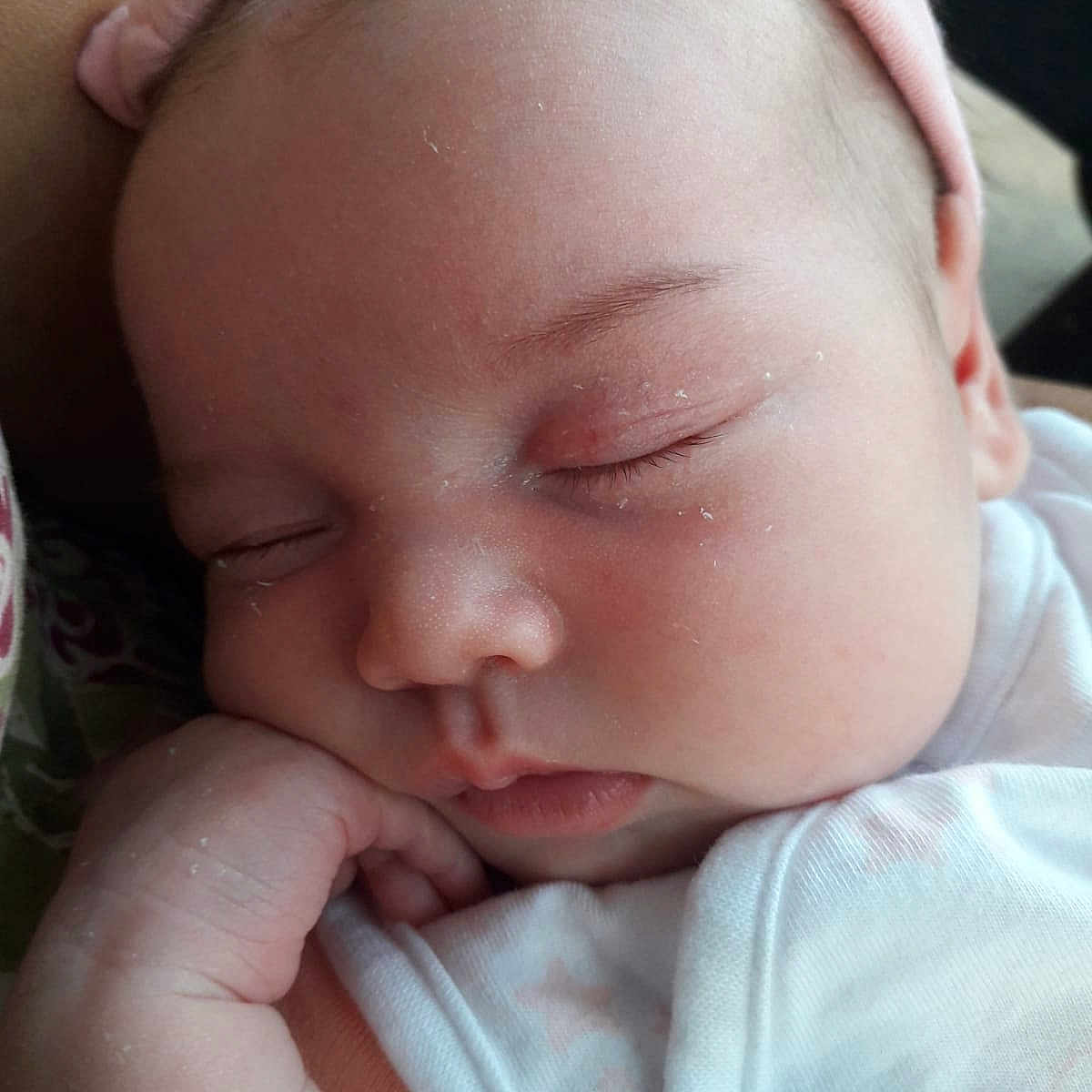 Jill a rejoint le concours — aidez-le/la à gagner de superbes lots ! baby, cheek, comfort, ear, eye, eyebrow, eyelash, finger, forehead, gesture, hand, happy, head, iris, lip, mouth, neck, nose, skin, toddler