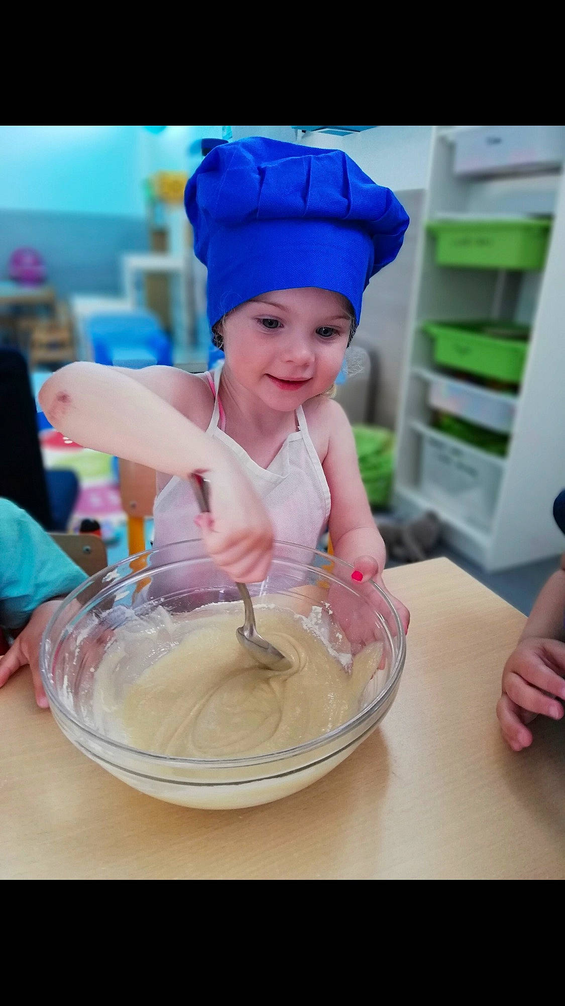 Madyson participe au concours pour gagner de l'argent avec cette photo : baking, buttercream, child, cooking, dessert, event, fashion_accessory, food, fun, happy, hat, headpiece, headwear, joy, leisure, party_supply, person, personal_protective_equipment, pink, recipe
