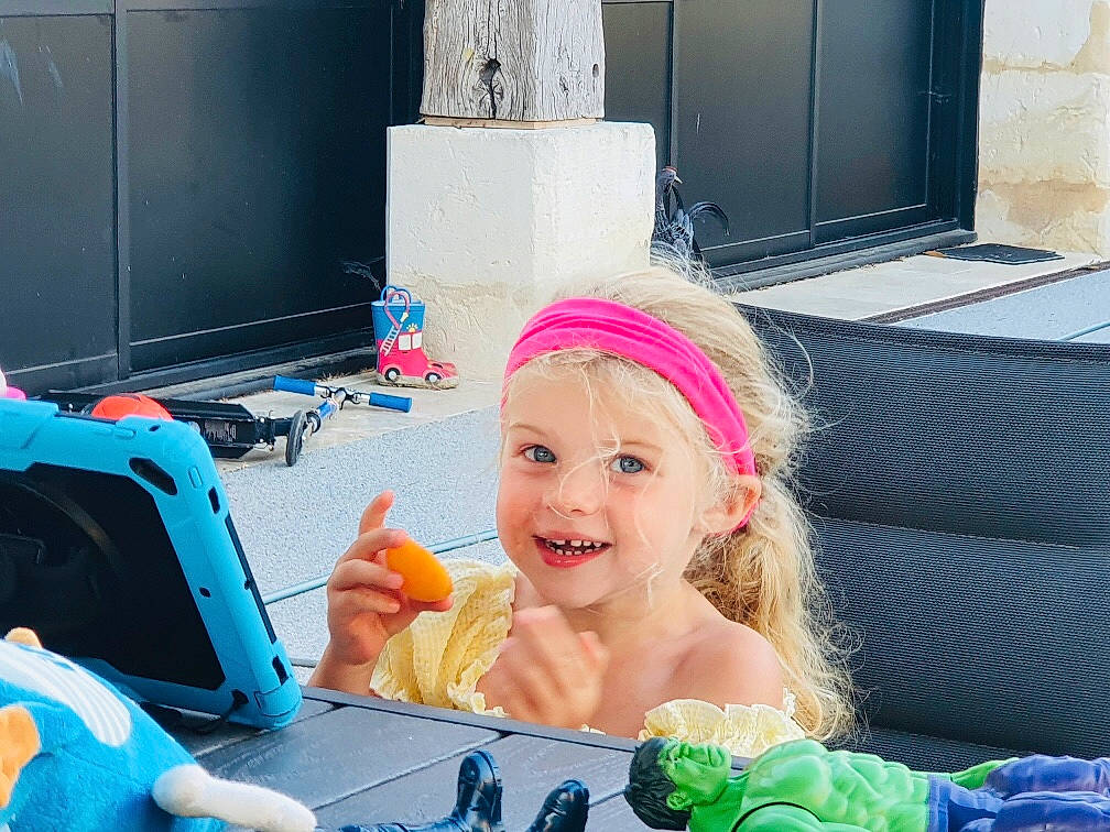 Madyson a rejoint le concours — aidez-le/la à gagner de superbes lots ! baby_products, baby_toddler_clothing, blue, child, couch, electric_blue, fun, gadget, happy, joy, leisure, person, personal_protective_equipment, play, recreation, room, sitting, smile, toddler, toy