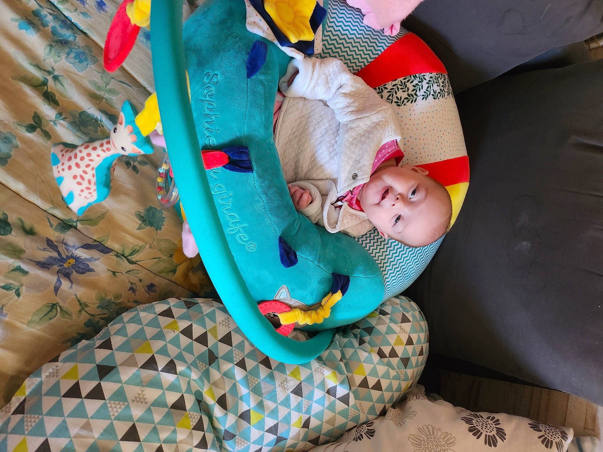 Mila participe au concours pour gagner de l'argent avec cette photo : baby, baby_products, baby_toddler_clothing, child, comfort, foot, fun, happy, human_leg, lap, leisure, linens, pattern, person, recreation, sitting, sock, textile, thigh, toddler