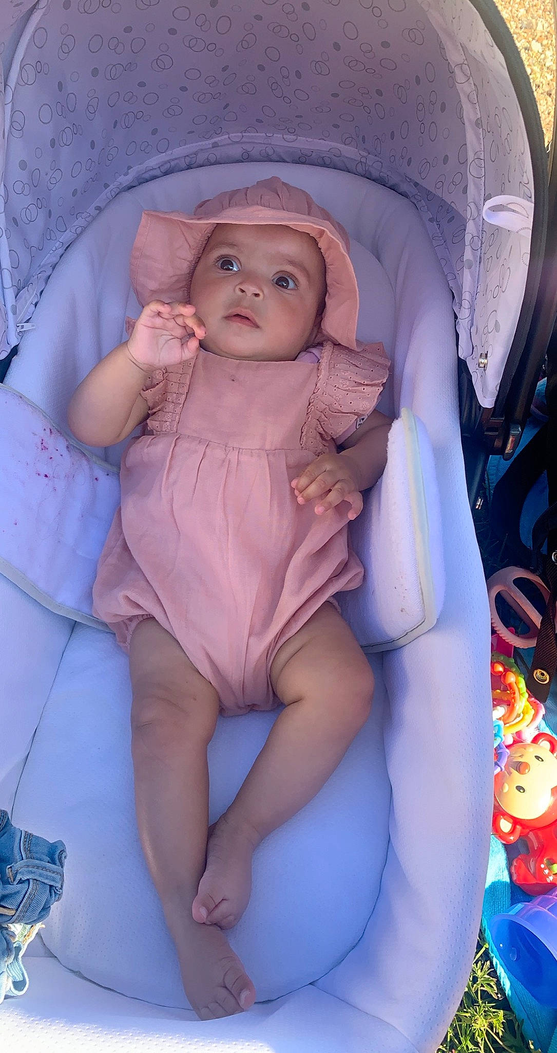 Cassie a rejoint le concours — aidez-le/la à gagner de superbes lots ! baby, baby_toddler_clothing, blue, chair, cheek, chest, comfort, dress, eye, headwear, human_body, iris, leg, lip, mouth, person, pink, purple, skin, thumb