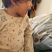 Amaru a rejoint le concours — aidez-le/la à gagner de superbes lots ! toddler, child, pajamas, laughing, smiling, indoors, bedroom, clothing, face, hair, happy, profile, furniture, blanket, home, cozy, person, cute, expression, casual
