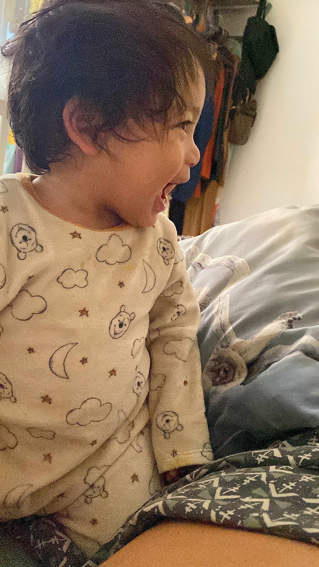 Amaru a rejoint le concours — aidez-le/la à gagner de superbes lots ! toddler, child, pajamas, laughing, smiling, indoors, bedroom, clothing, face, hair, happy, profile, furniture, blanket, home, cozy, person, cute, expression, casual