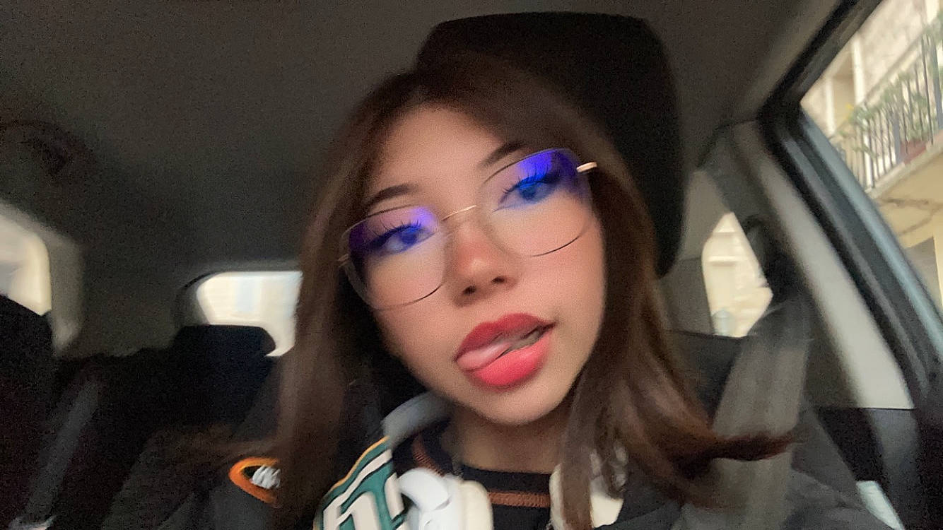 Mary-lou a rejoint le concours — aidez-le/la à gagner de superbes lots ! automotive_design, black_hair, car, chin, cool, eyebrow, eyelash, eyewear, flash_photography, gesture, glasses, jaw, lip, mouth, neck, nose, person, steering_wheel, vehicle, vehicle_door