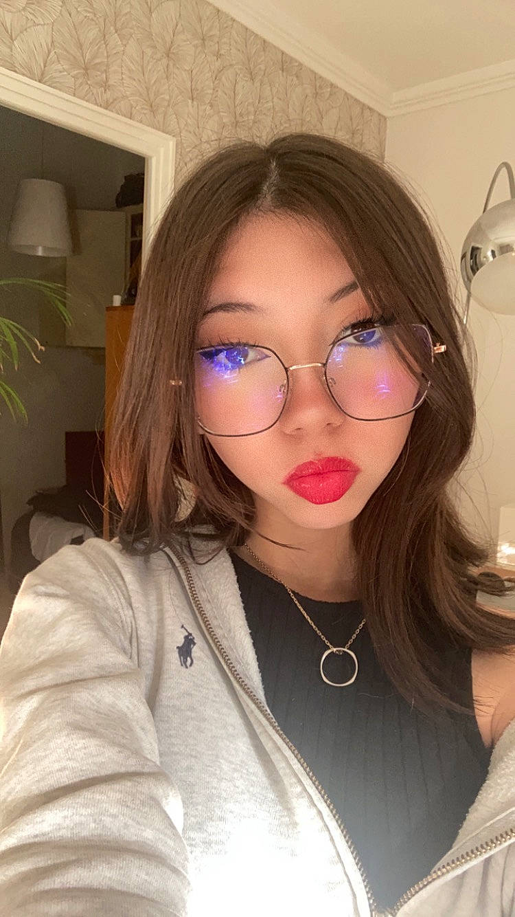 Mary-lou participe au concours pour gagner de l'argent avec cette photo : bangs, beauty, black_hair, cosmetics, eyebrow, eyelash, eyewear, glasses, goggles, houseplant, jaw, layered_hair, lip, lipstick, mouth, person, plant, selfie, skin, sunglasses