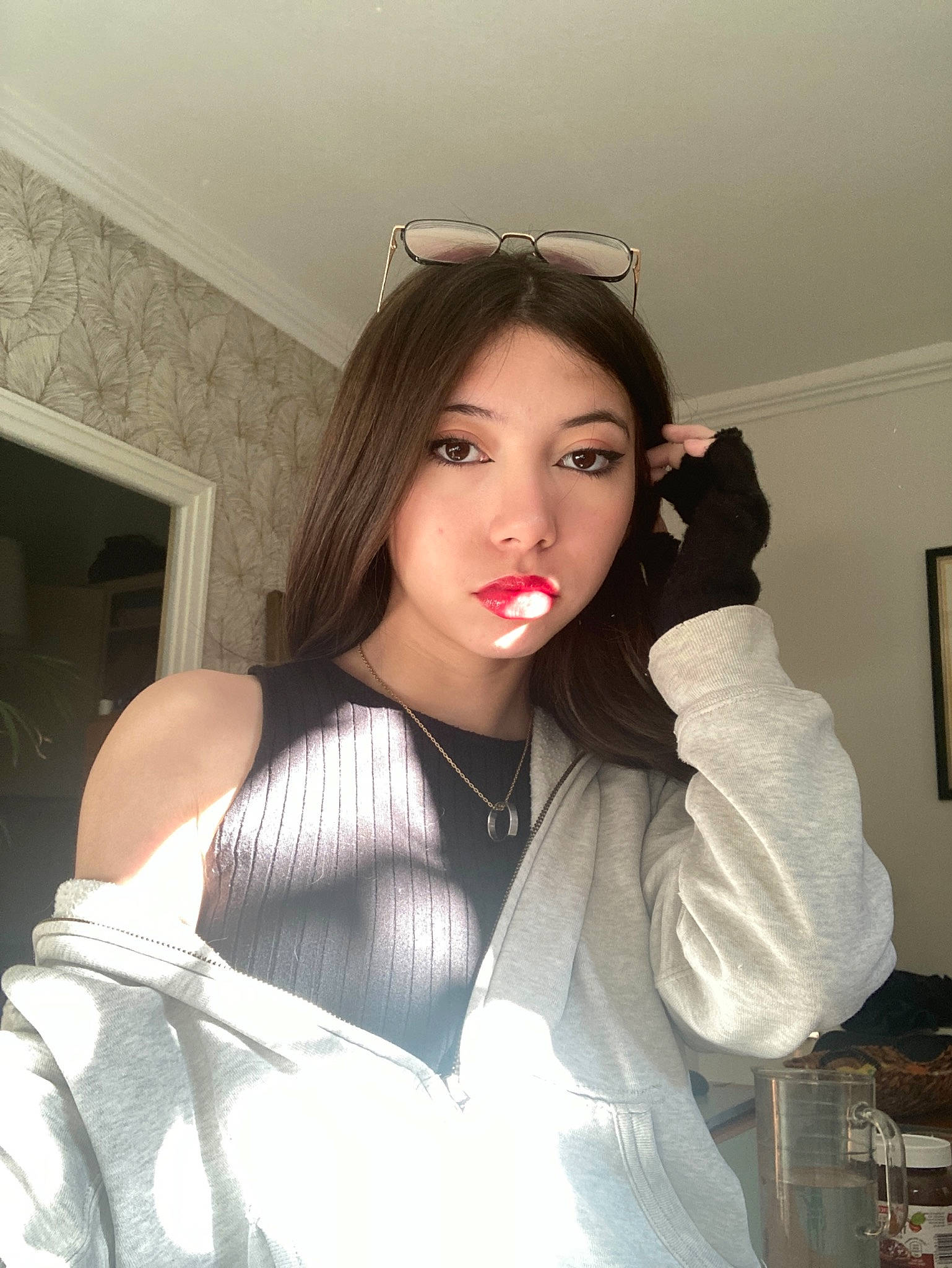 Mary-lou a rejoint le concours — aidez-le/la à gagner de superbes lots ! beauty, black_hair, cool, eyelash, eyewear, fashion, fashion_design, flash_photography, gesture, joint, lip, lipstick, makeover, outerwear, person, picture_frame, shoulder, sleeve, sunglasses, vision_care