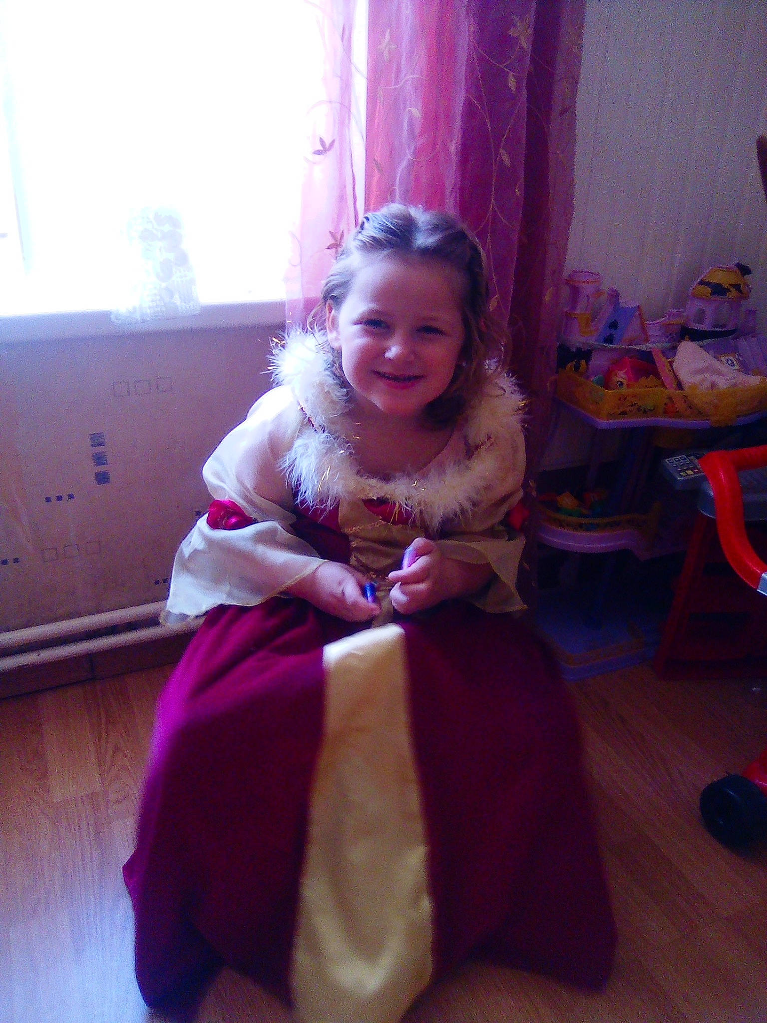 Kelsey a rejoint le concours — aidez-le/la à gagner de superbes lots ! child, dress, fun, joy, magenta, person, pink, sitting, skin, smile, toddler