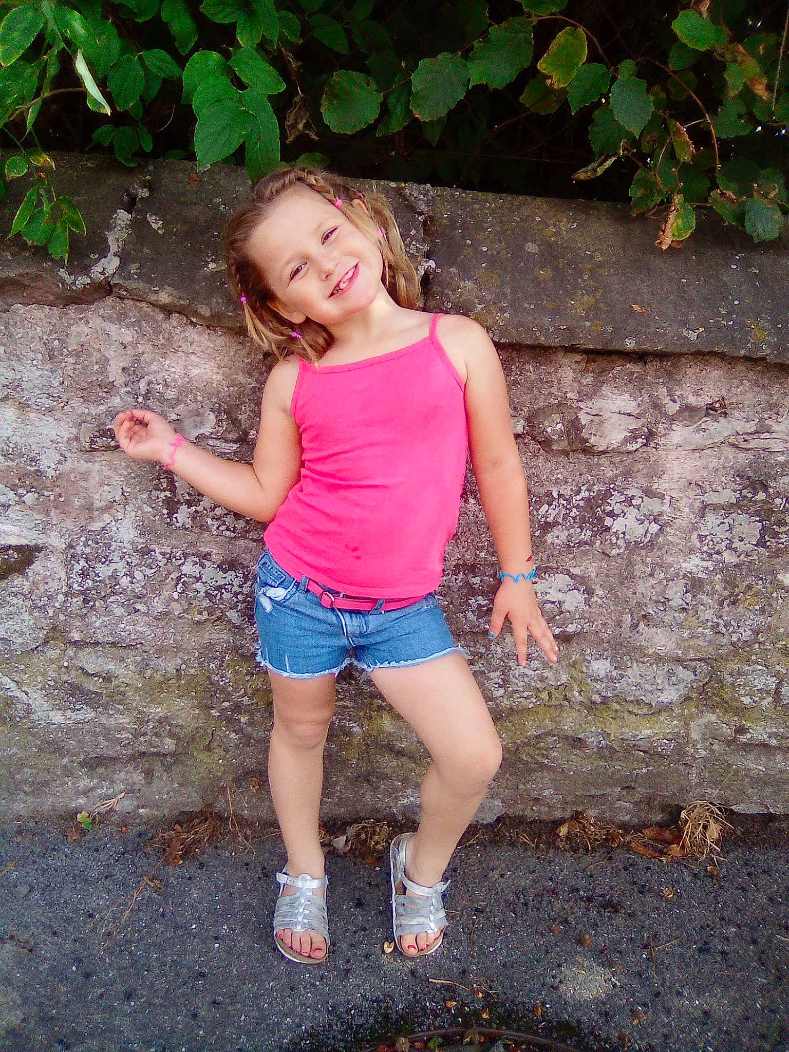 Kelsey a rejoint le concours — aidez-le/la à gagner de superbes lots ! beauty, child, child_model, dress, fun, grass, green, happy, joy, leg, long_hair, person, photography, pink, plant, sitting, smile, summer, toddler, tree