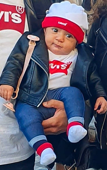 Yoldez El Baya participe au concours pour gagner de l'argent avec cette photo : baby, cap, carmine, child, electric_blue, event, fictional_character, fun, gesture, glove, headgear, headwear, holiday, lap, person, red, santa_claus, sitting, toddler, tree