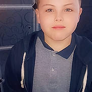 Valentin a rejoint le concours — aidez-le/la à gagner de superbes lots ! background, boy, casual_wear, child, clothing, expression, eyebrows, eyes, face, hoodie, indoor, light_skin, looking_at_camera, pattern, person, polo_shirt, portrait, short_hair, standing, young