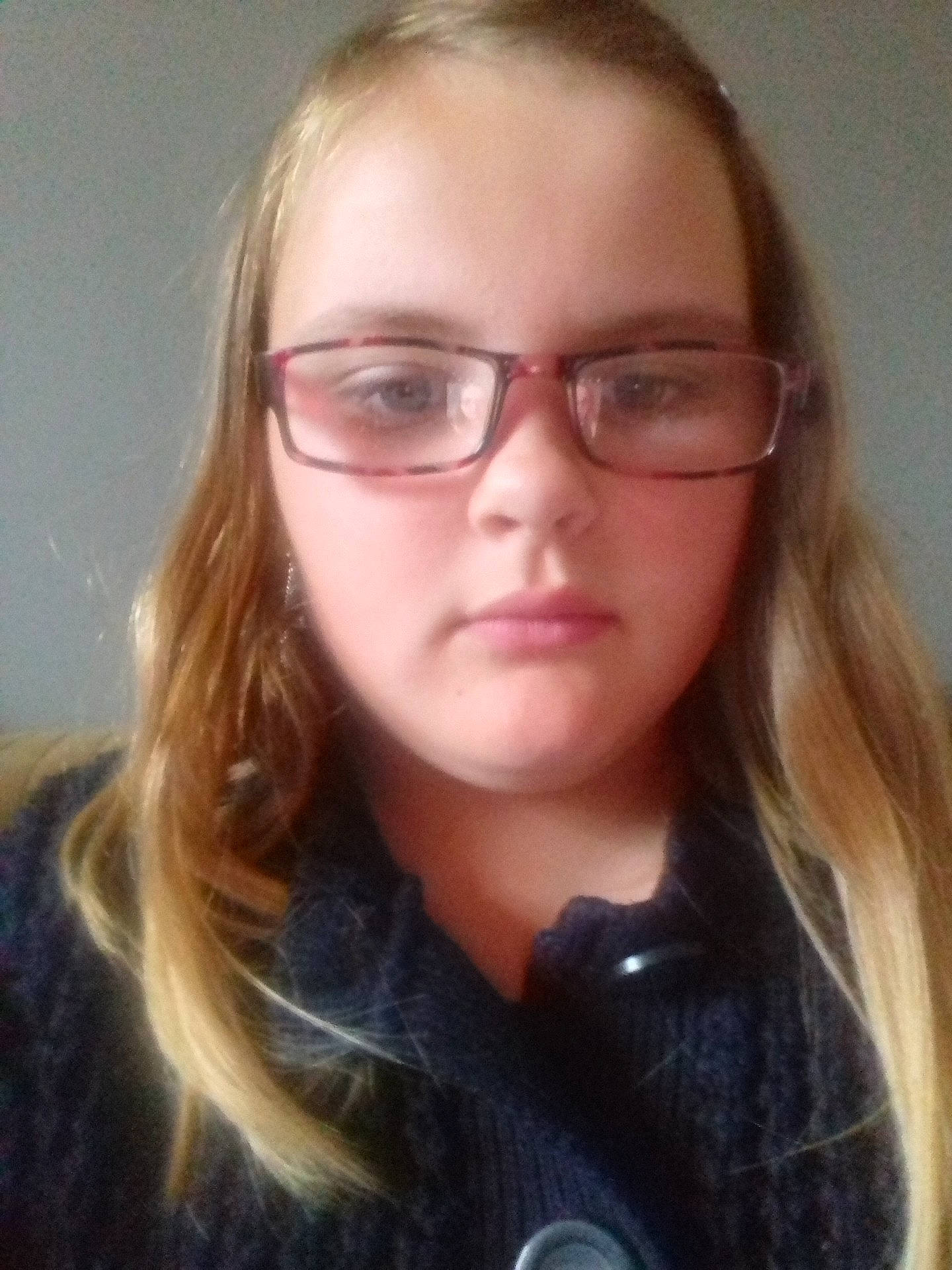 Ladriere Kymberley a rejoint le concours — aidez-le/la à gagner de superbes lots ! blond, brown_hair, cheek, eye, eyebrow, eyewear, face, finger, glasses, hair, hairstyle, head, lip, long_hair, mouth, nose, photography, selfie, vision_care