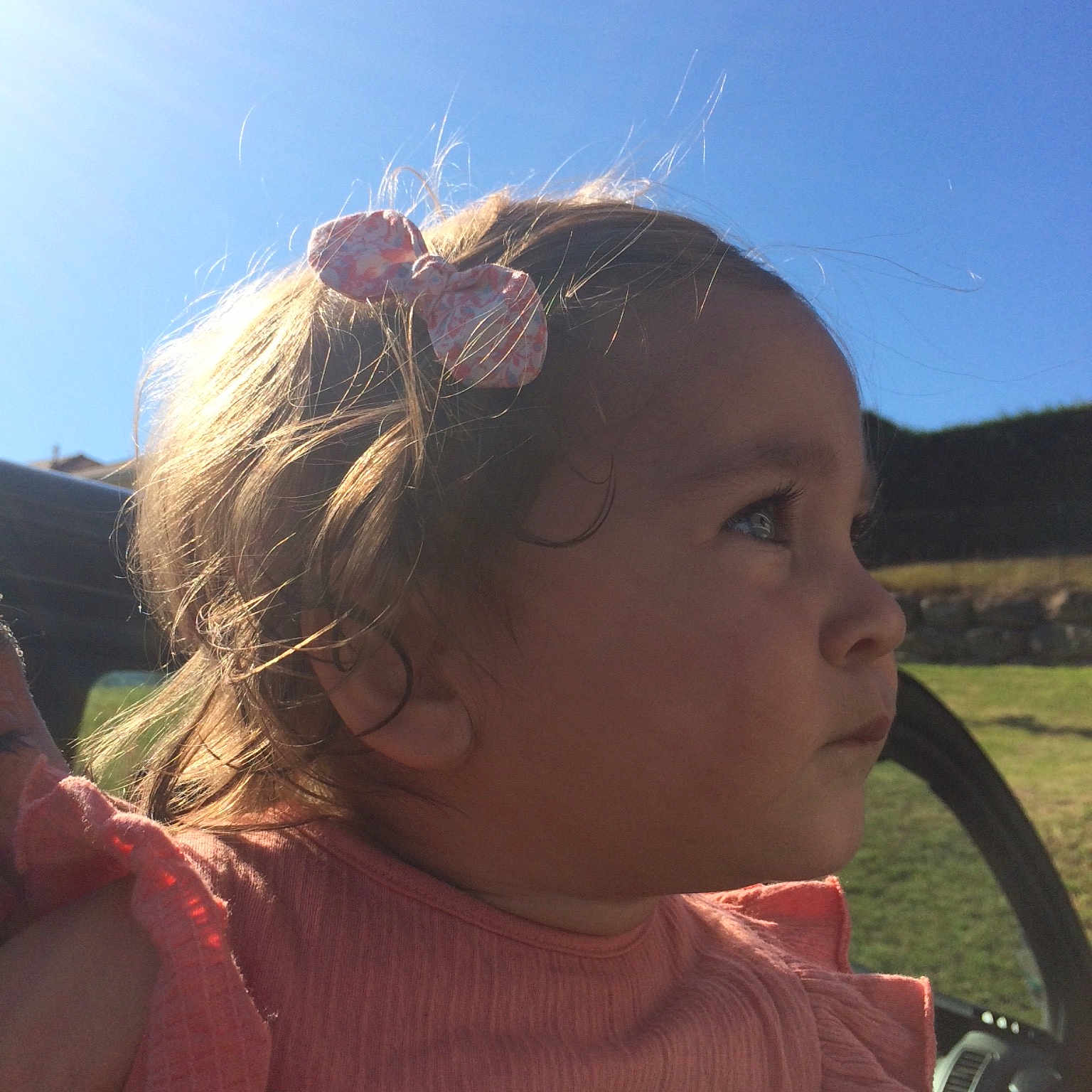 Faustine a rejoint le concours — aidez-le/la à gagner de superbes lots ! child, ear, forehead, grass, hair, hair_accessory, hairstyle, head, neck, skin, summer, sunlight, toddler, vacation