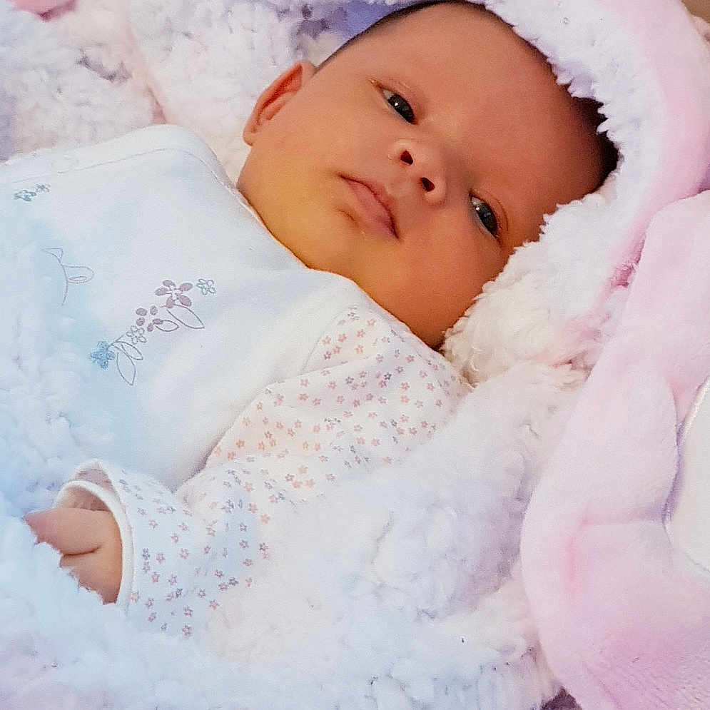 Naho a rejoint le concours — aidez-le/la à gagner de superbes lots ! beauty, bed, bedtime, child, girl, infant, material, pink, product, skin, sleep, textile, toddler