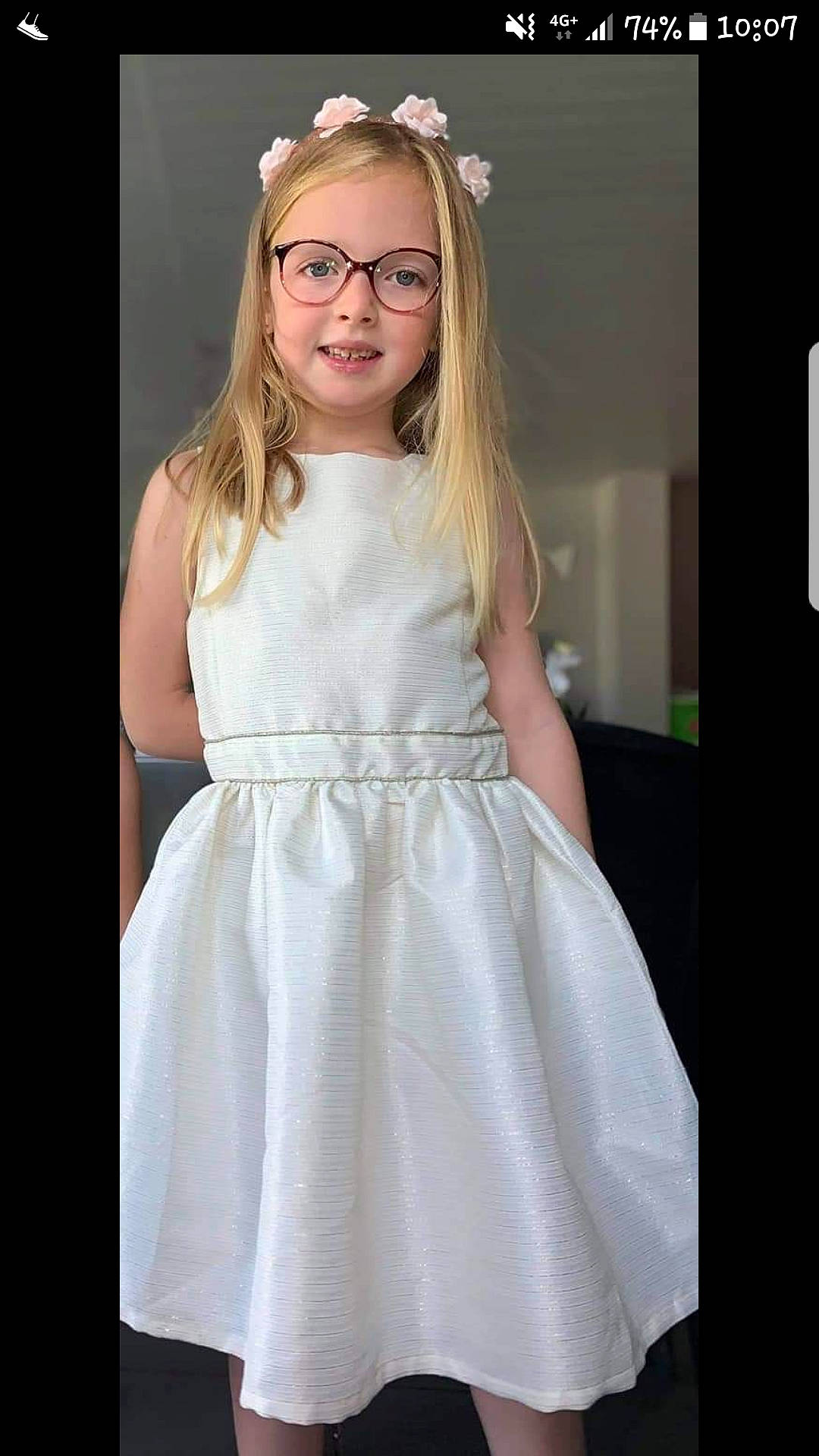 Louna a rejoint le concours — aidez-le/la à gagner de superbes lots ! bridal_accessory, bridal_clothing, bridal_party_dress, day_dress, dress, embellishment, fashion_design, gown, hair, happy, neck, one_piece_garment, person, shoulder, sleeve, smile, tiara, vision_care, waist, wedding_dress