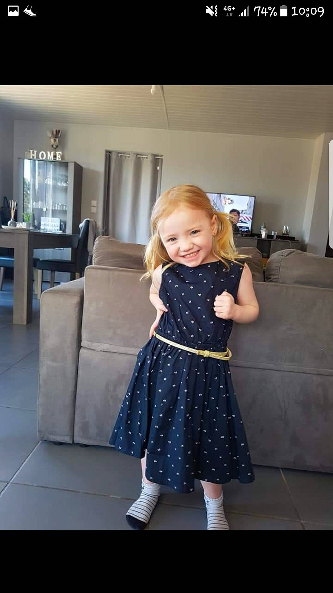 Lyloo a rejoint le concours — aidez-le/la à gagner de superbes lots ! blond, blurred, comfort, couch, fashion_design, flash_photography, floor, flooring, formal_wear, fun, happy, human_leg, joy, knee, one_piece_garment, person, picture_frame, shoulder, sleeve, smile