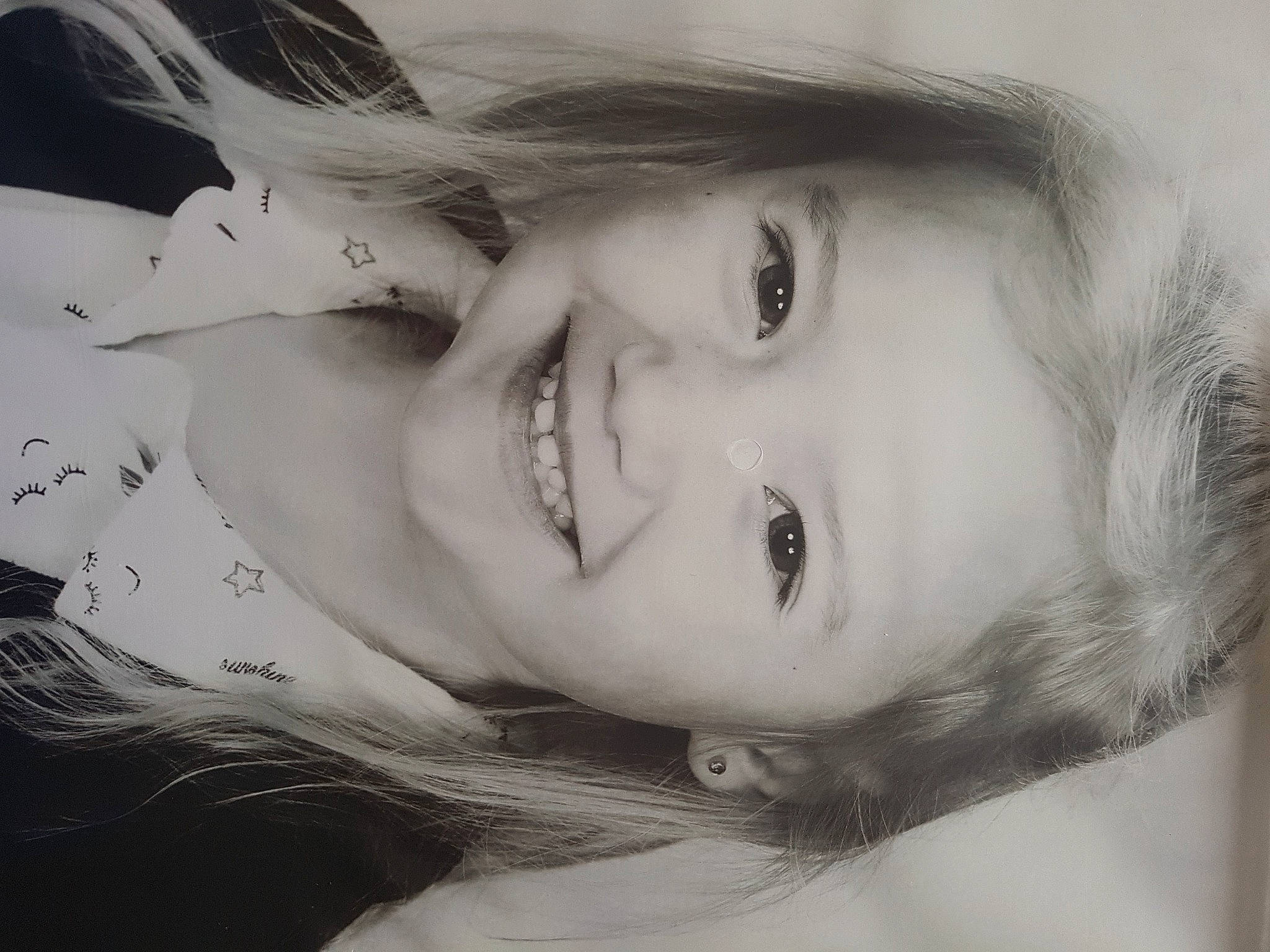 Lyloo participe au concours pour gagner de l'argent avec cette photo : chin, ear, eye, eyebrow, eyelash, flash_photography, forehead, hair, happy, head, iris, jaw, joy, lip, mouth, neck, nose, person, plant, skin