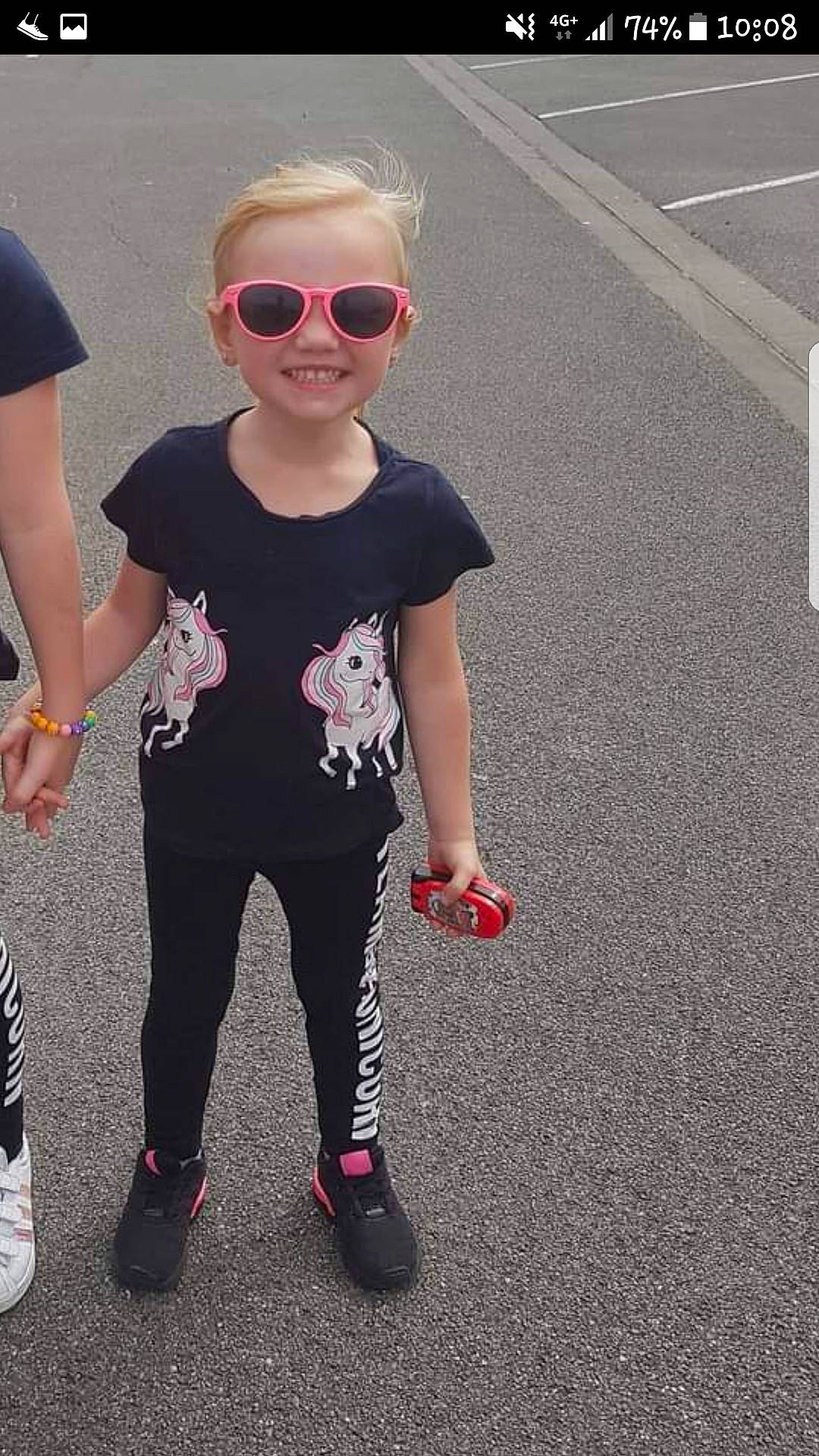 Lyloo a rejoint le concours — aidez-le/la à gagner de superbes lots ! asphalt, baby_toddler_clothing, cool, eyewear, glasses, goggles, grey, hairstyle, happy, joy, person, pink, recreation, shoe, sleeve, smile, standing, street_fashion, sunglasses, t_shirt